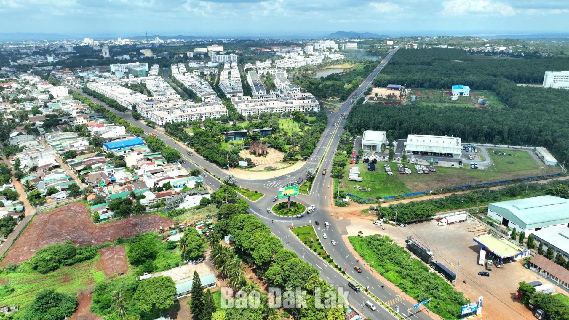 Là đầu mối giao thông liên vùng đa phương thức (đường bộ, đường sắt,
đường hàng không) kết nối và tạo điều kiện phát triển giao lưu kinh tế, văn hóa, xã
hội giữa Tây Nguyên với duyên hải Nam Trung Bộ và quốc tế;