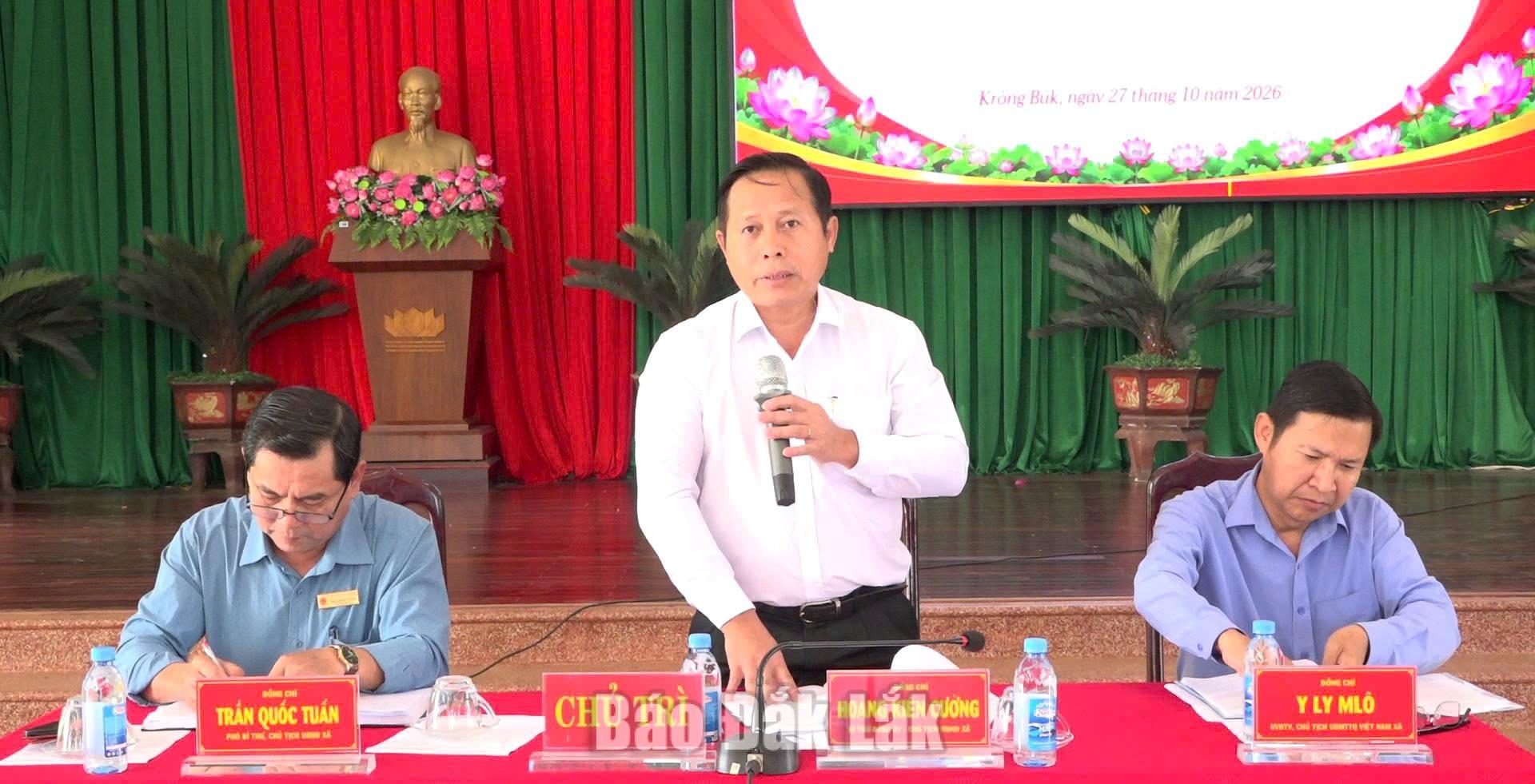 Bí thư Đảng ủy, Chủ tịch HĐND xã Krông Búk Hoàng Kiên Cường trao đổi với nhân dân tại diễn đàn.