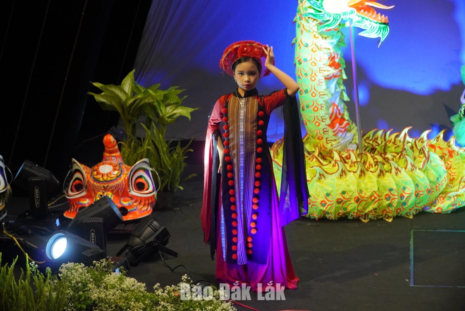 trình diễn trang phục thổ cẩm