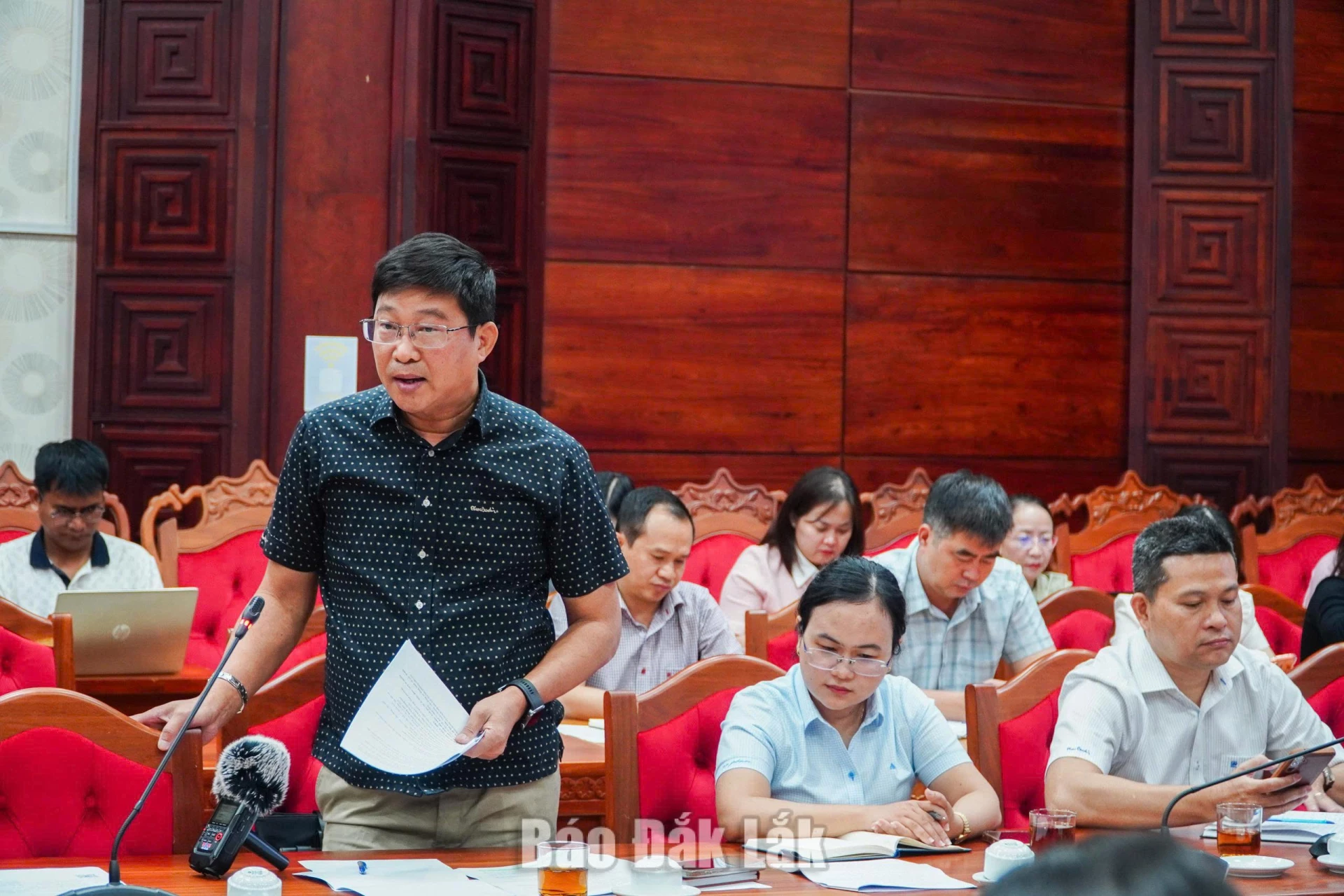 Phường Ea Kao trao đổi tại cuộc họp.