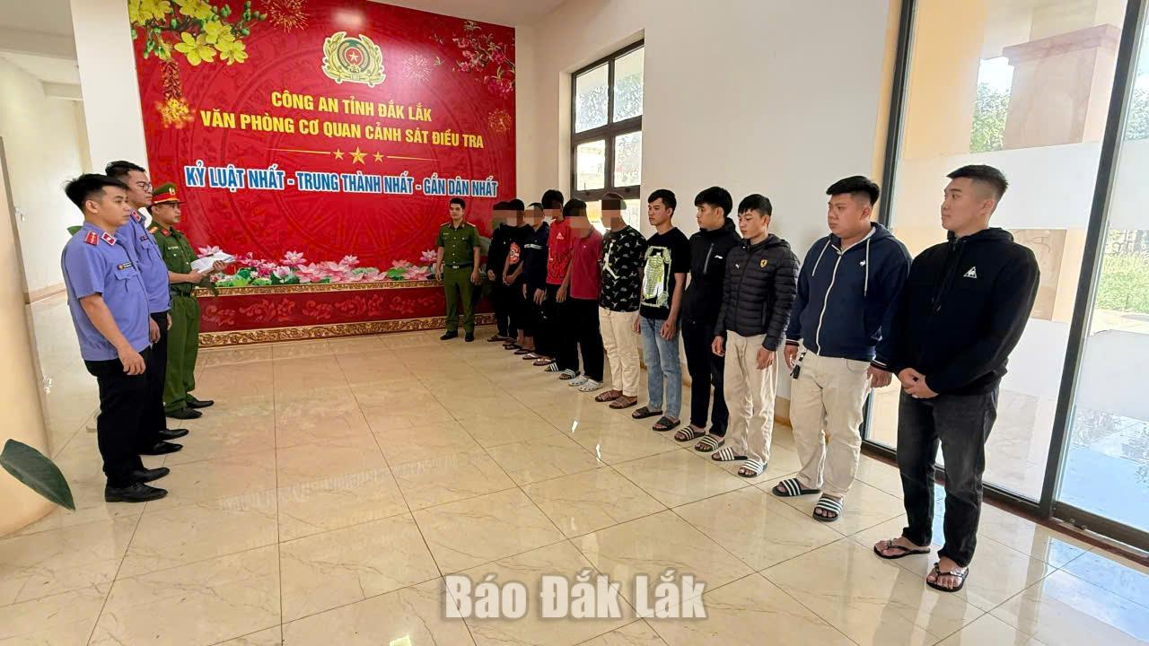 Các bị can tại cơ quan công an.