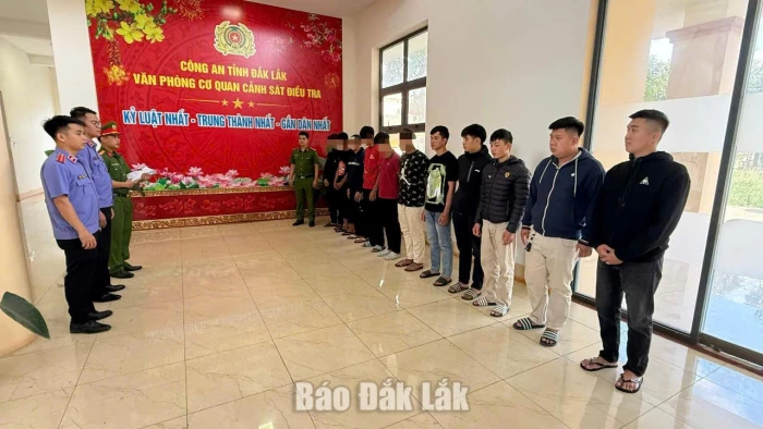Khởi tố 13 đối tượng mang hung khí đánh nhau trên đường phố