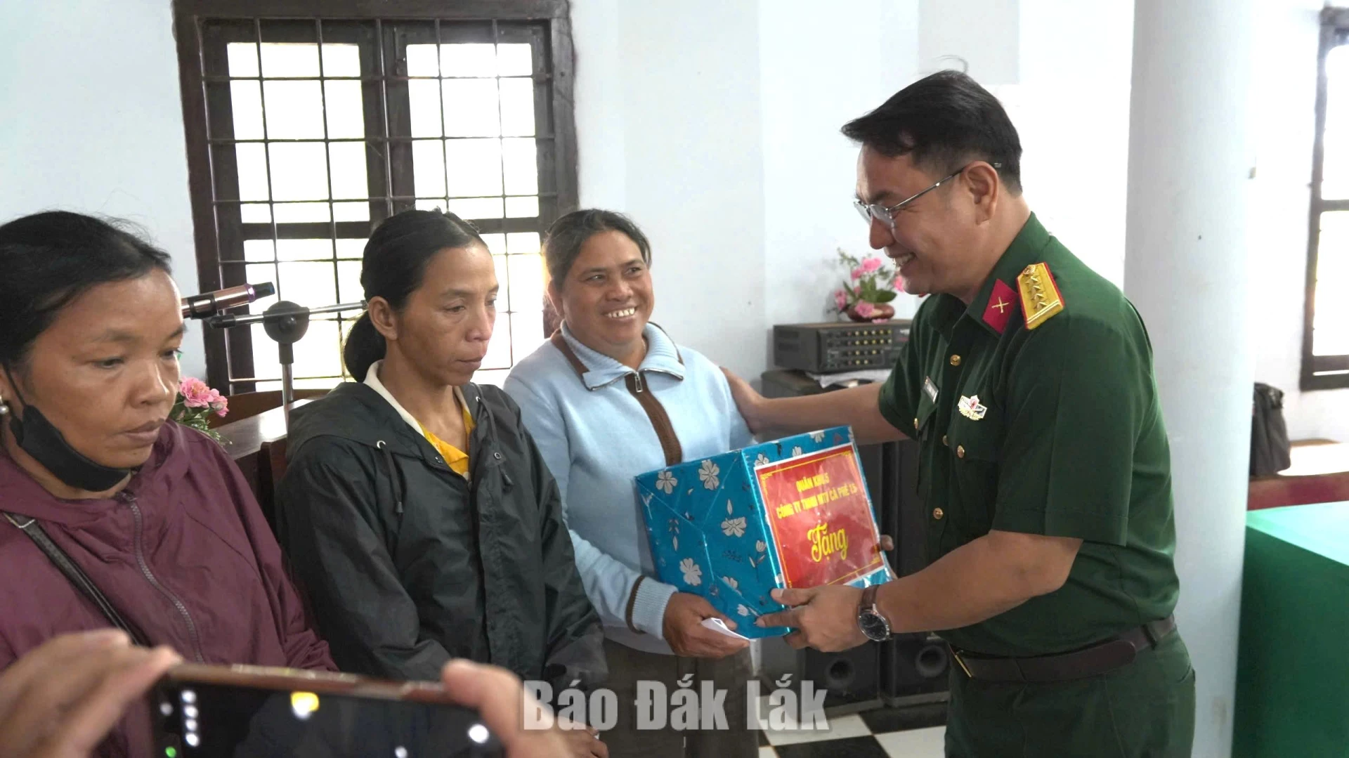 Đại tá Lê Trung Thành, Giám đốc Công ty TNHH MTV Cà phê 15 trao quà tặng các hộ khó khăn trên địa bàn đóng quân.
