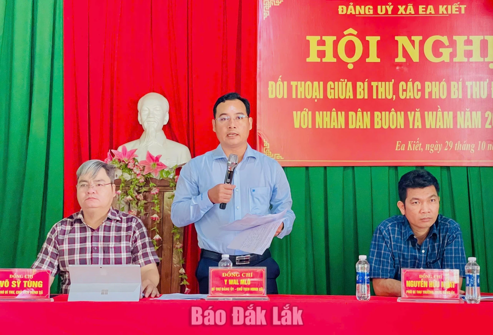 Ông Y Wal Mlô, Bí thư Đảng ủy, Chủ tịch HĐND xã chủ trì buổi đối thoại. 