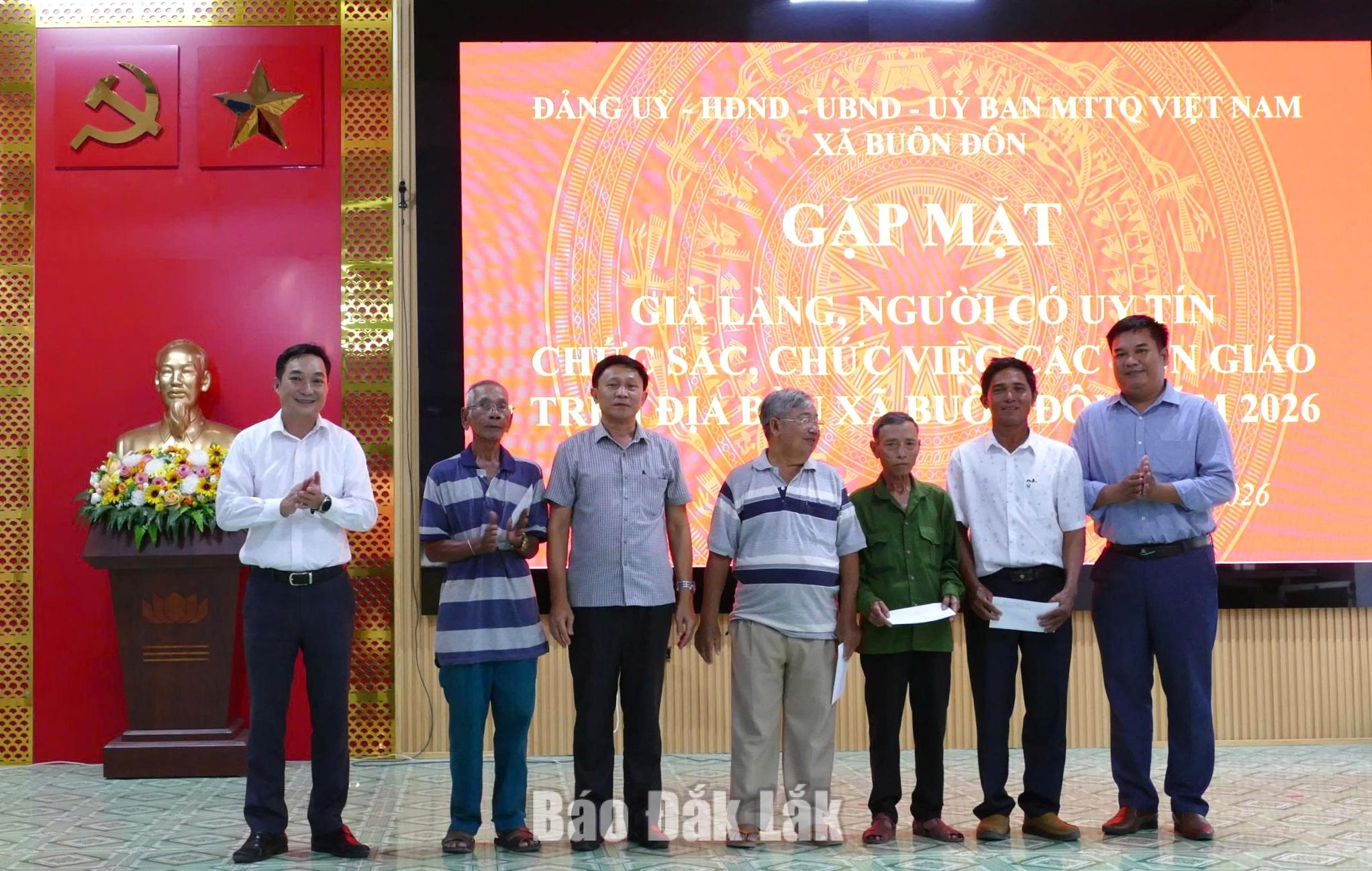 Lãnh đạo xã Buôn Đôn trao tặng quà các già làng, người có uy tín trong đồng bào dân tộc thiểu số và các chức sắc, chức việc các tôn giáo trên địa bàn xã