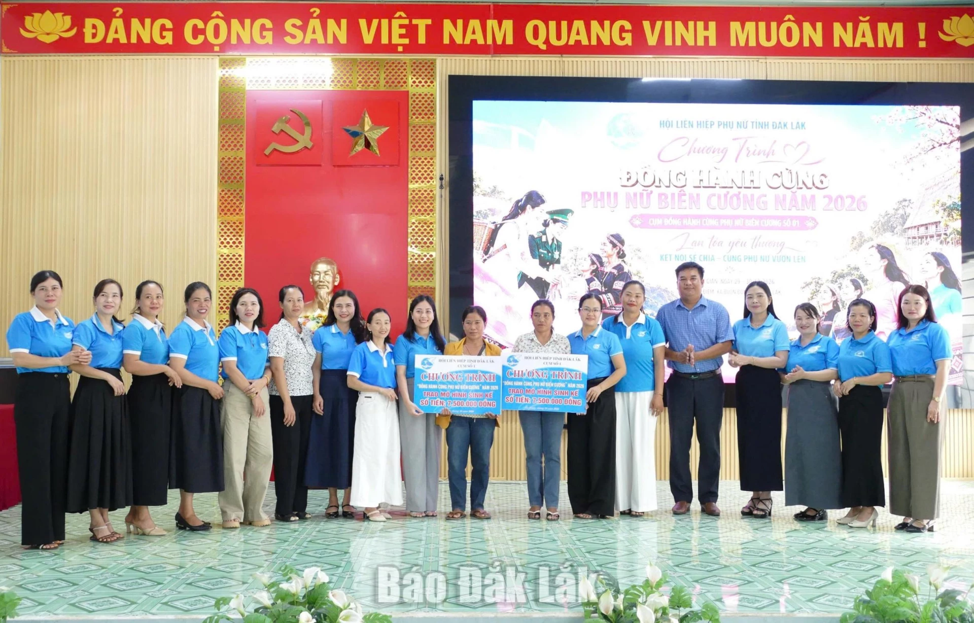 Đại diện thành viên Hội LHPN trong cụm thi đua số 01 tặng mô hình sinh kế cho 02 hội viên nghèo, hội viên có hoàn cảnh đặc biệt khó khăn

