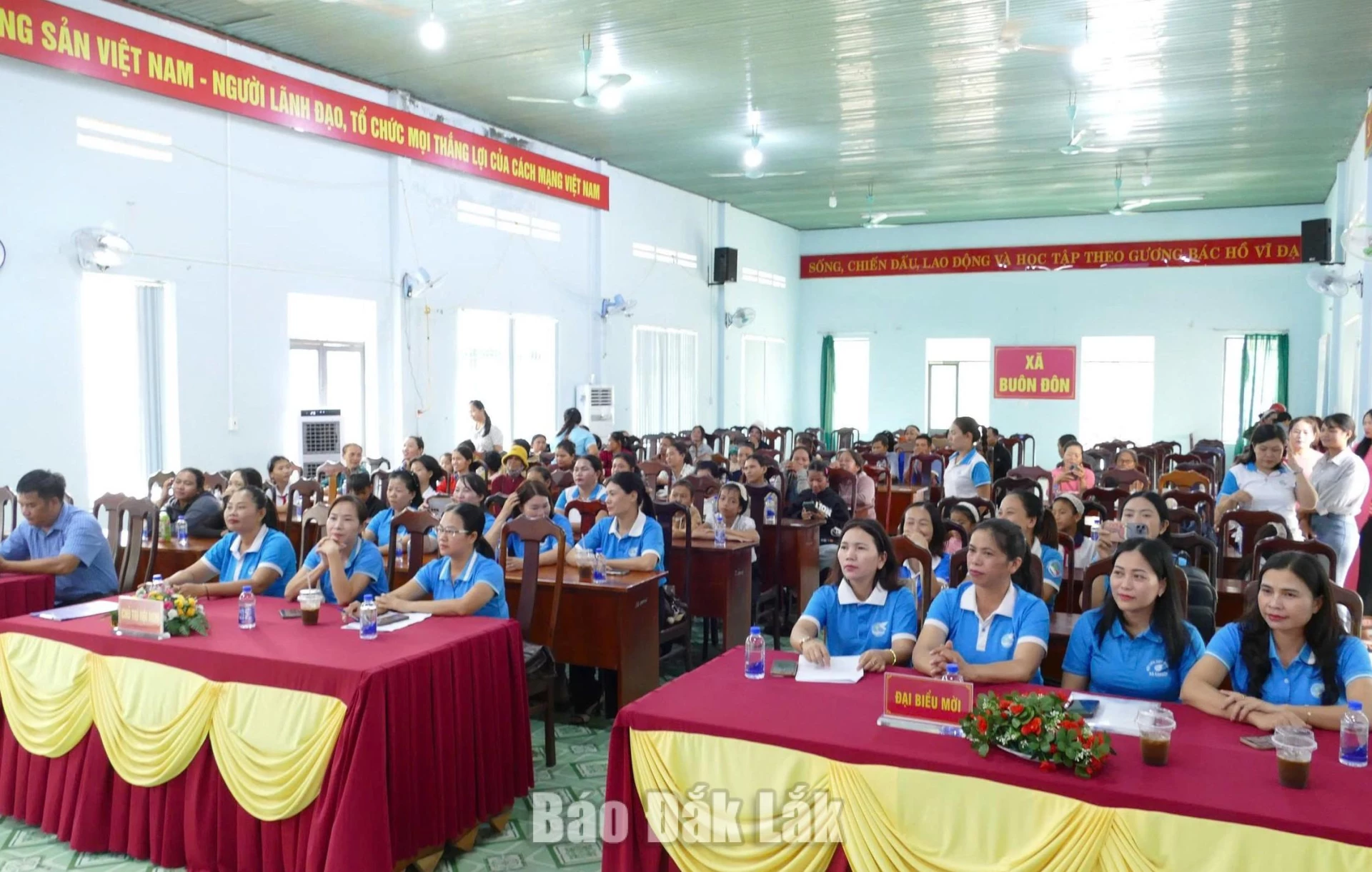 Các đại biểu tham dự chương trình.