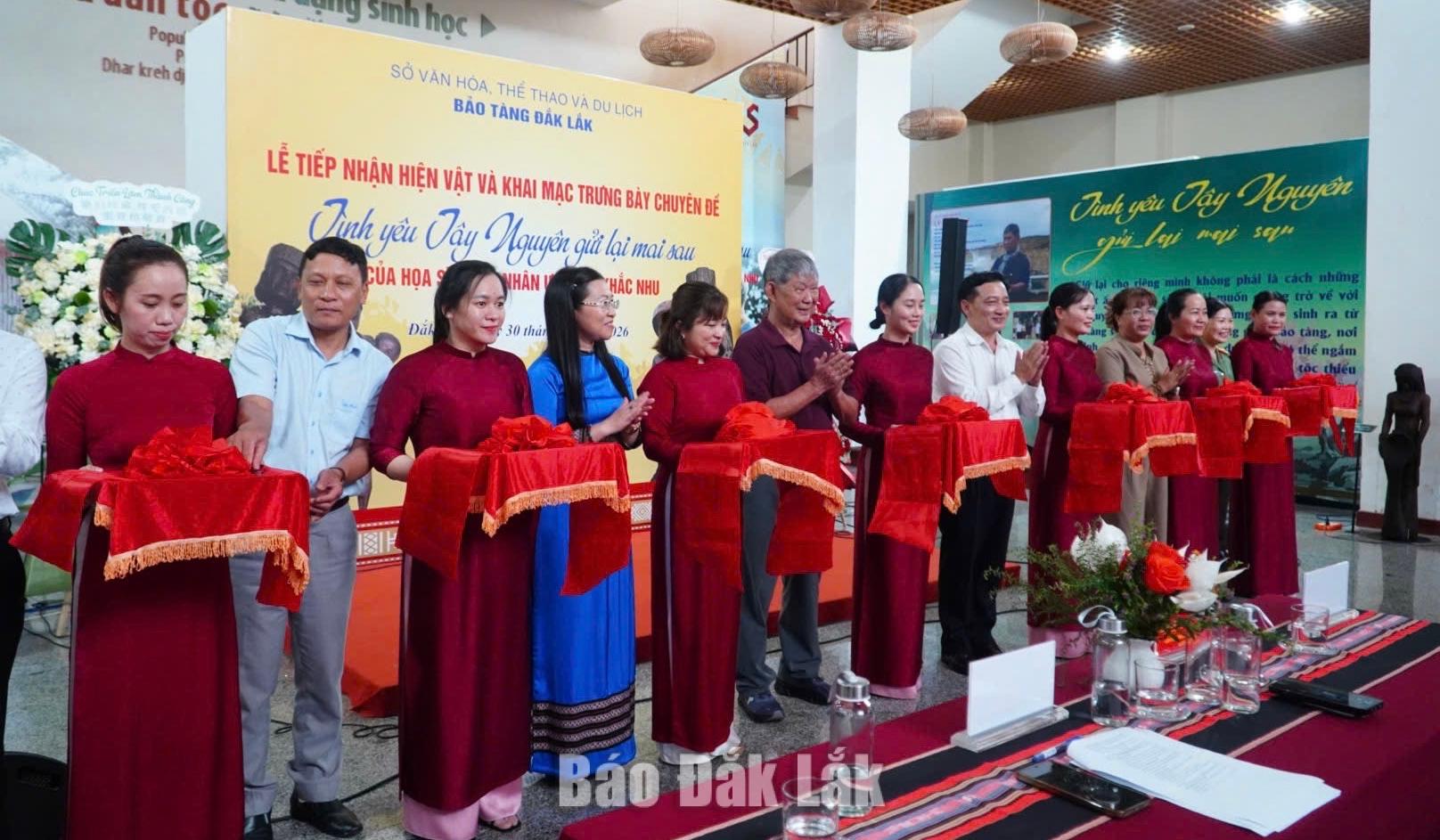 Các đại biểu cắt băng khai mạc trưng bày