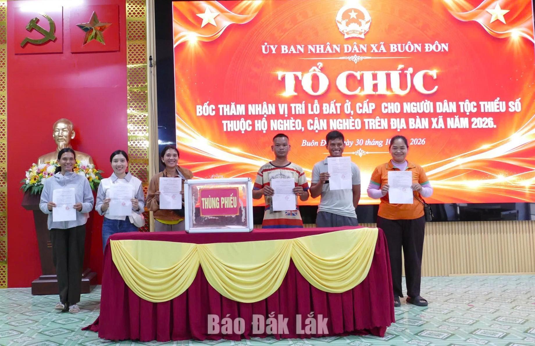 Đại diện các hộ dân thực hiện bốc thăm.