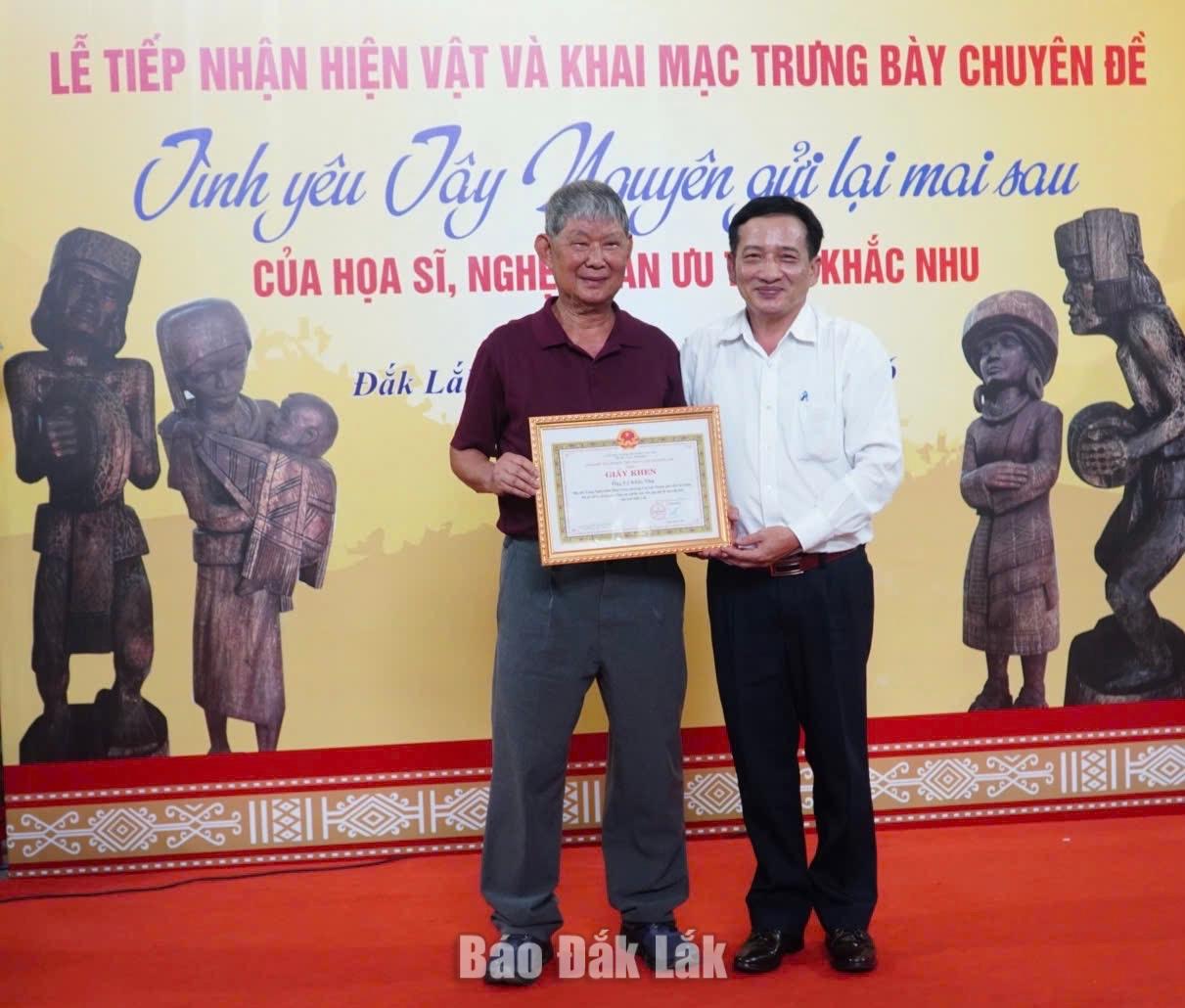 tặng giấy khen