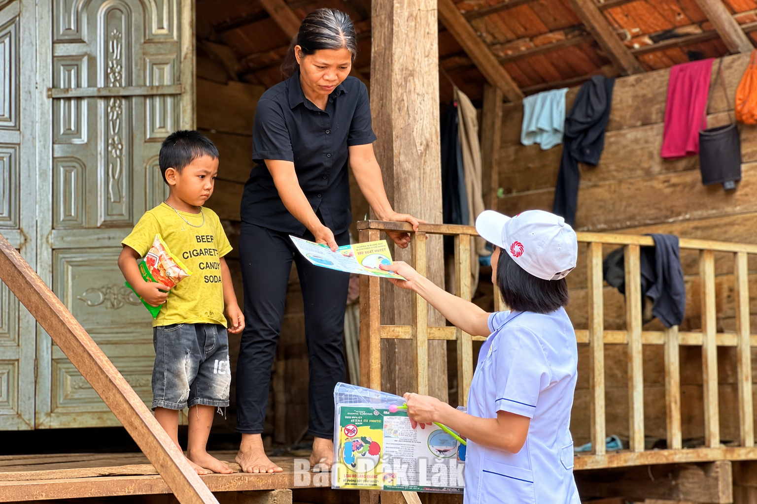 Tuyên truyền phòng chống sốt xuất huyết cho người dân trên địa bàn tỉnh.