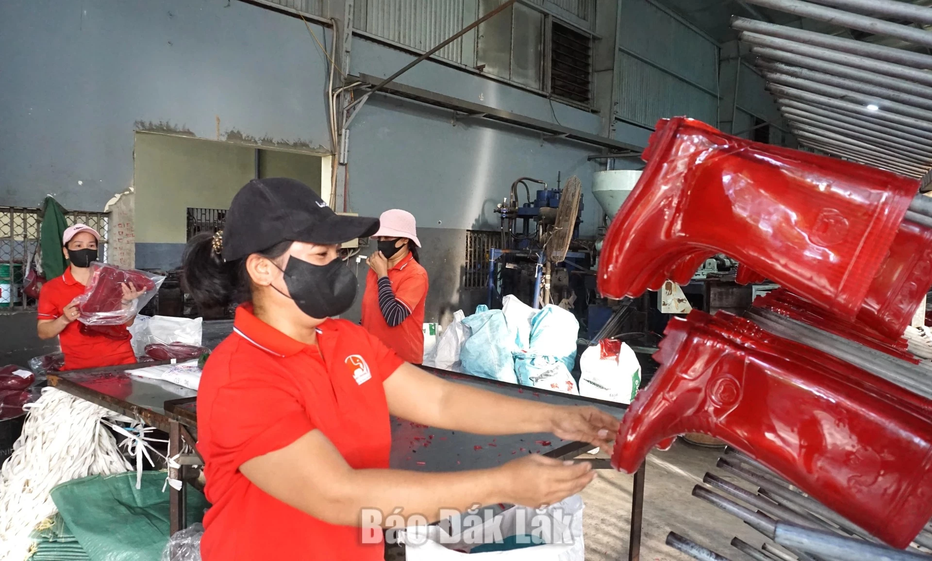 Workers stepping up production at Viet Thang Production - Trading - Services Co., Ltd.