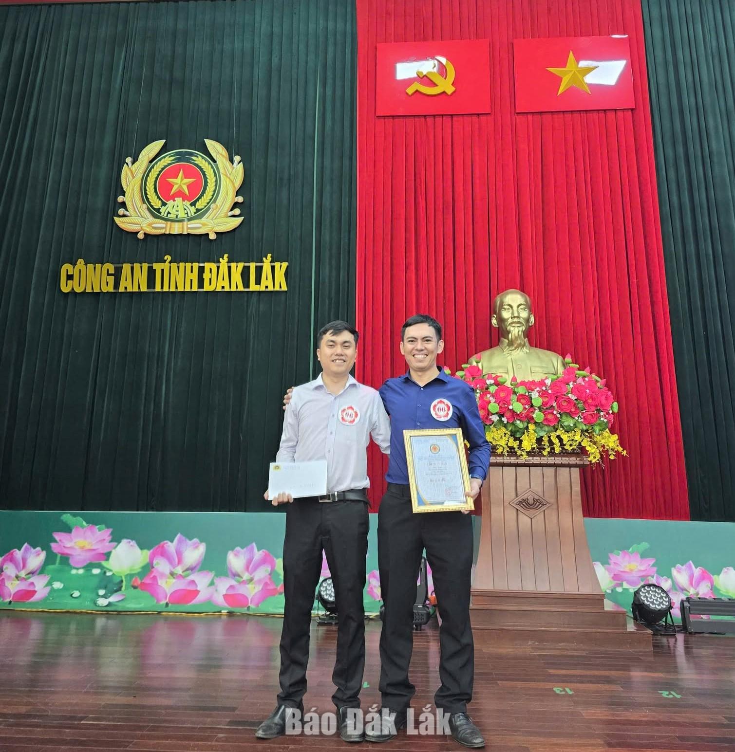 Anh Trương Công Cường (bìa phải) cùng đồng tác giả nhận giải Nhì Cuộc thi “Tìm kiếm mô hình, sáng kiến ứng dụng dữ liệu dân cư phục vụ chuyển đổi số, cải cách hành chính trên địa bàn tỉnh Đắk Lắk”.
