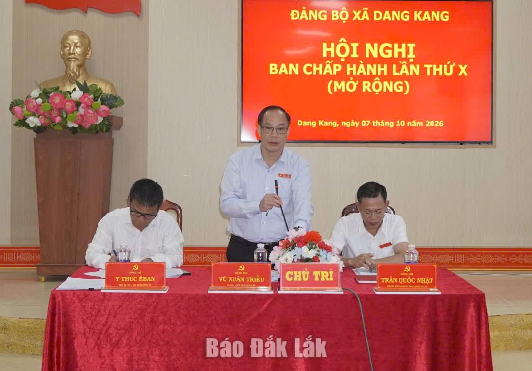 Các đồng chí chủ trì hội nghị.