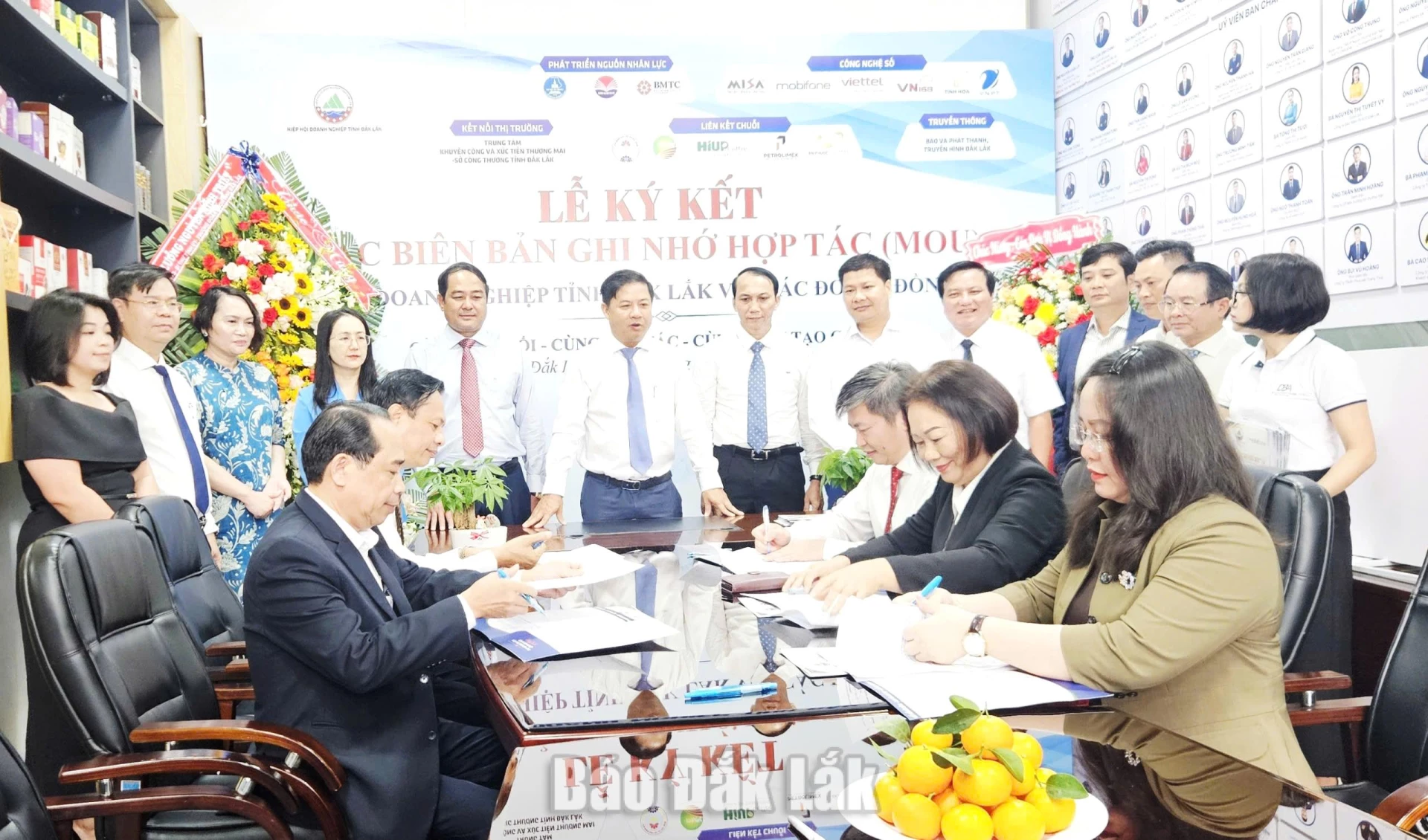 với các đối tác về phát triển nguồn nhân lực, kết nối thị trường và truyền thông