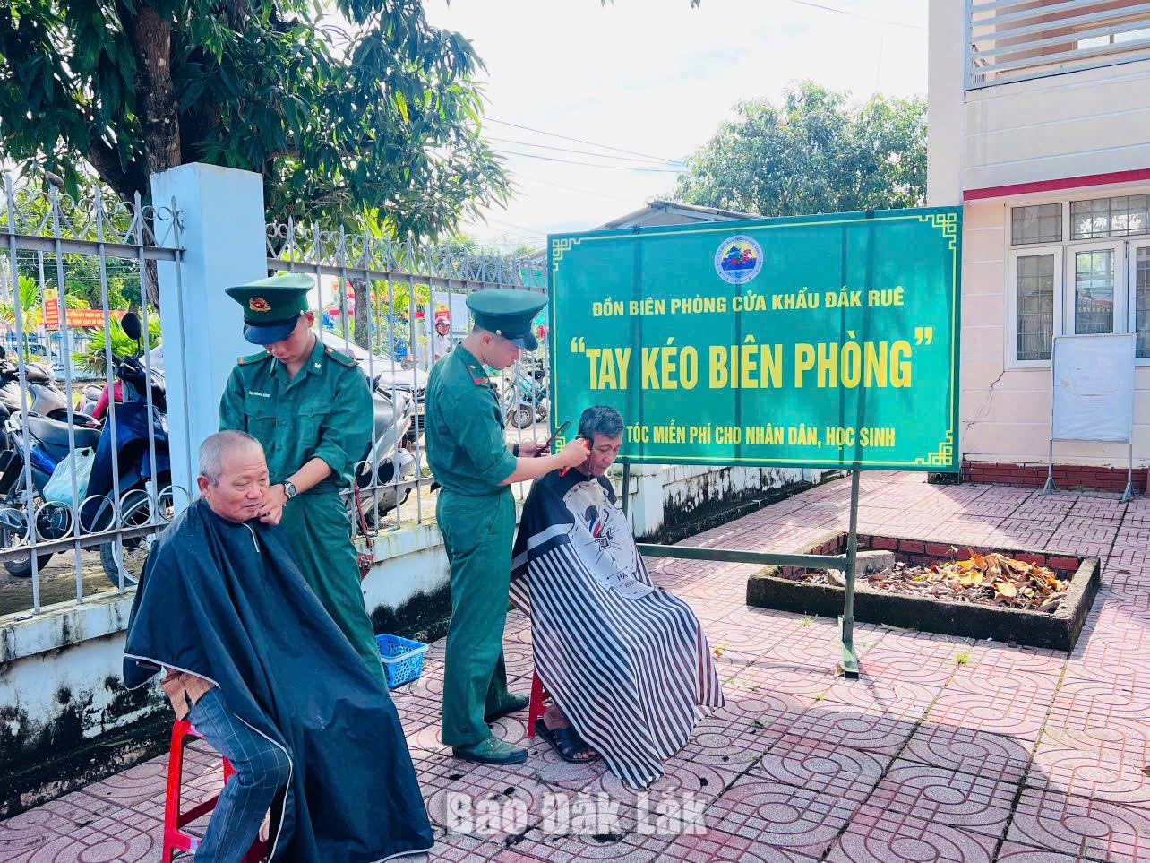 Kết hợp chương trình khám sức khỏe, cán bộ, chiến sĩ Đồn Biên phòng Cửa khẩu Đắk Ruê tổ chức cắt tóc miễn phí cho người dân.