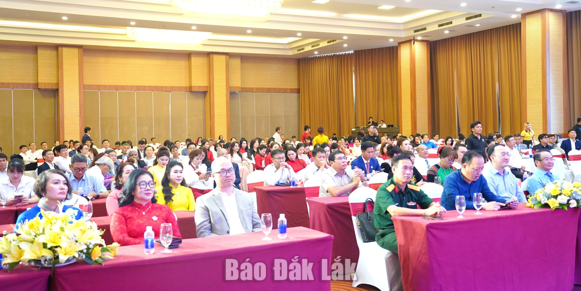 Các đại biểu tham dự hội nghị.