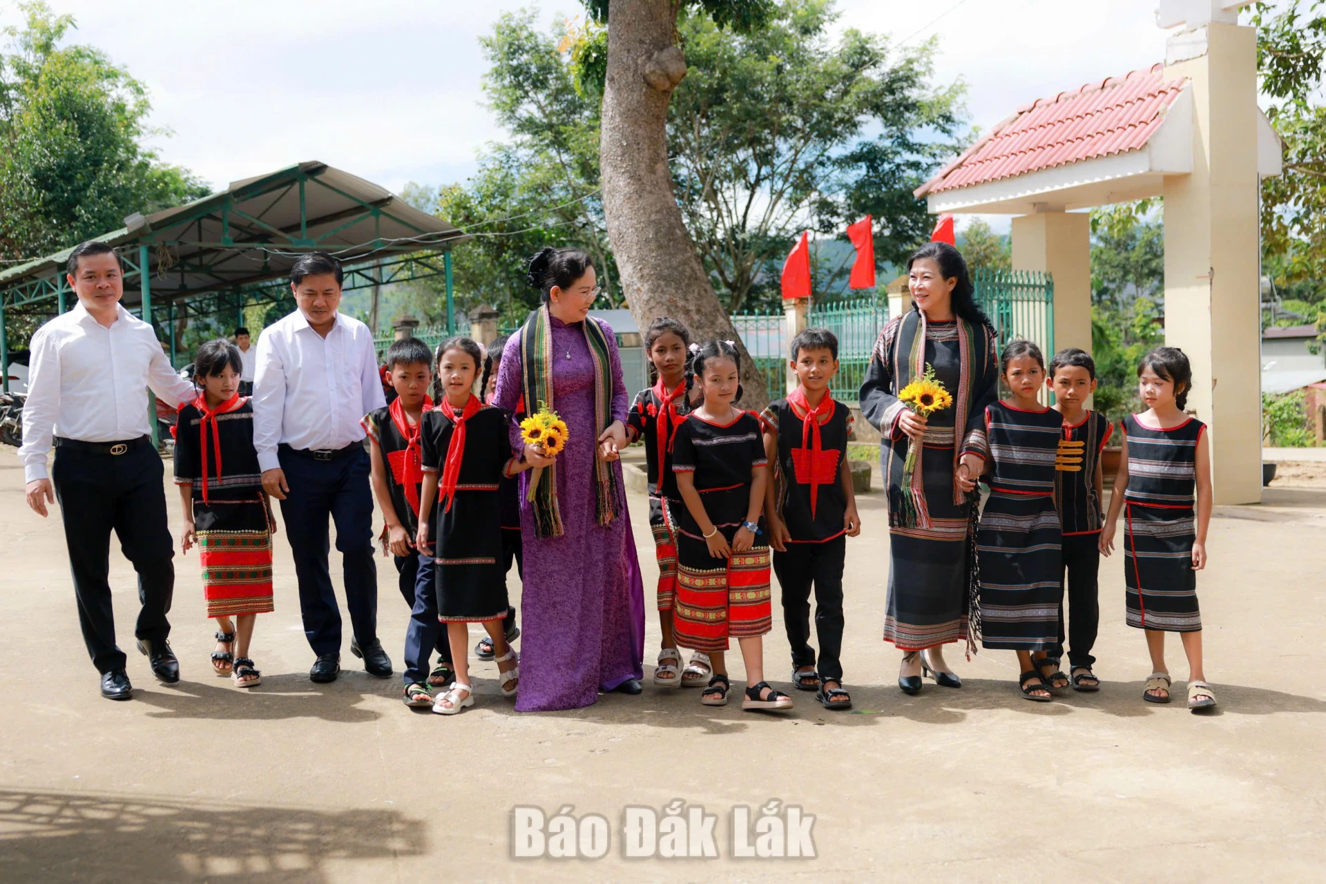 Các em thiếu nhi Trường Tiểu học và THCS Y Ngông Niê Kdăm (xã Đắk Phơi) đón đoàn công tác của Trung ương Hội LHPN Việt Nam và lãnh đạo tỉnh Đắk Lắk.