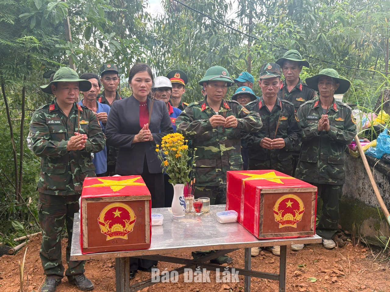 Lực lượng chức năng quy tập 2 phần mộ