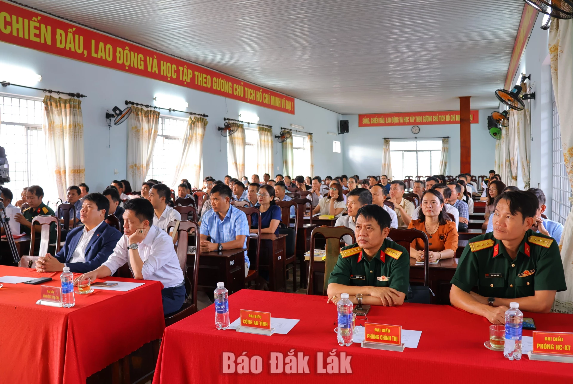 Các đại biểu tham dự khai mạc lớp bồi dưỡng.