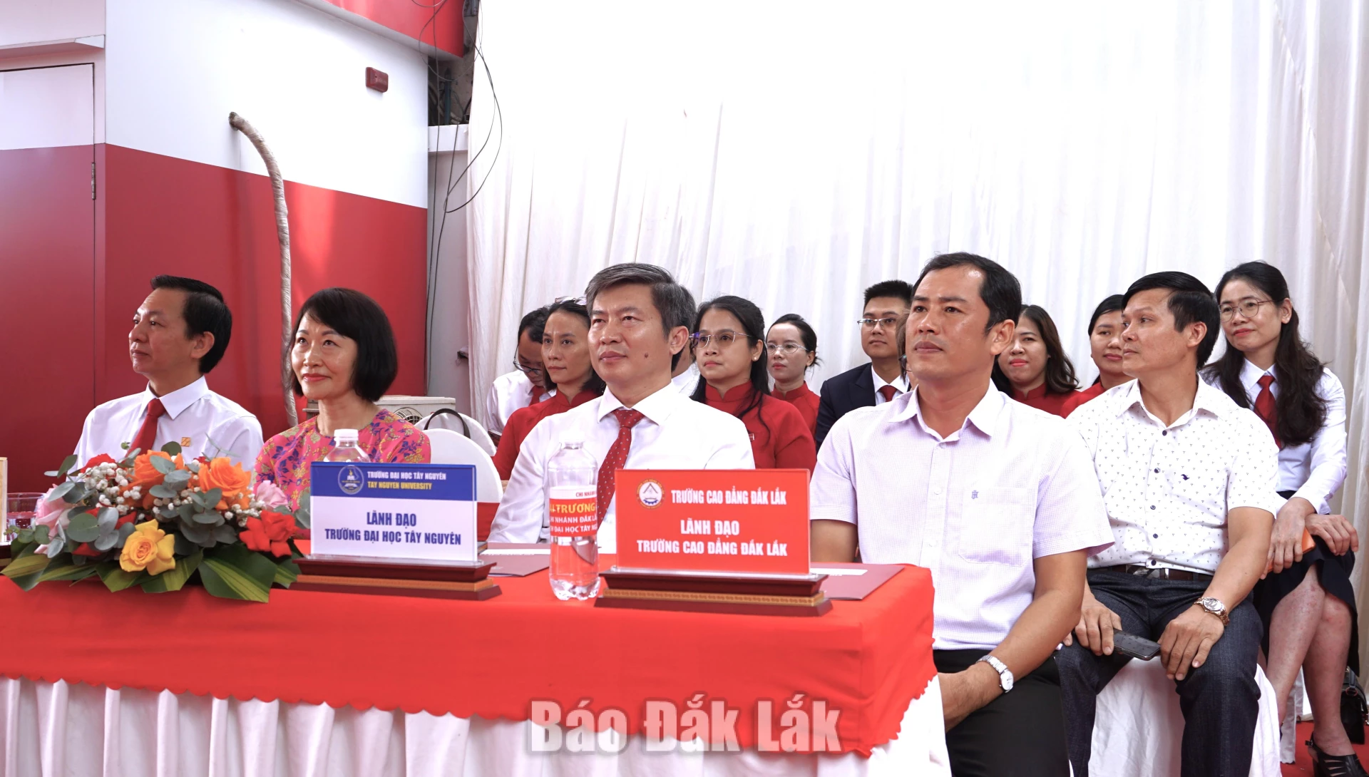 Các đại biểu tham dự buổi lễ.
