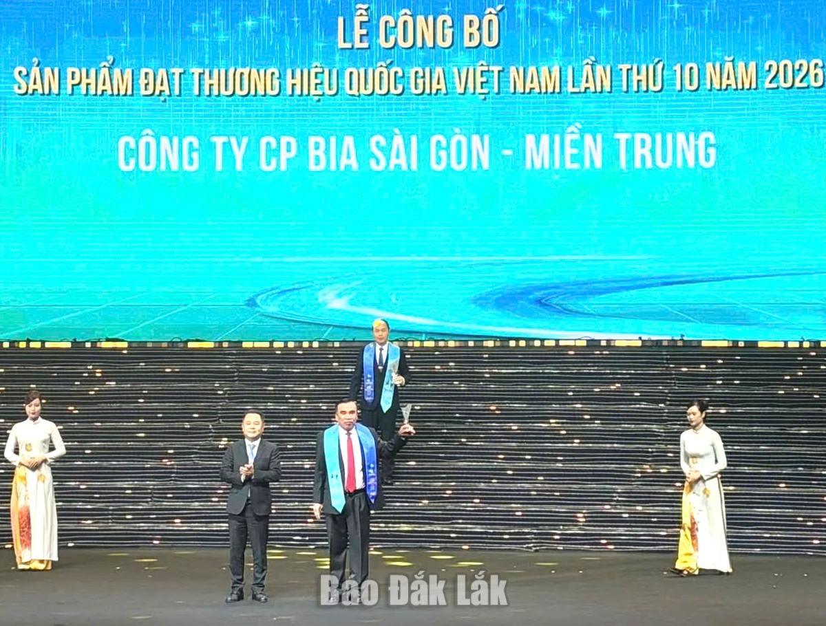 Ông Võ Thành Điền - Phó Tổng giám đốc lên nhận Cúp 