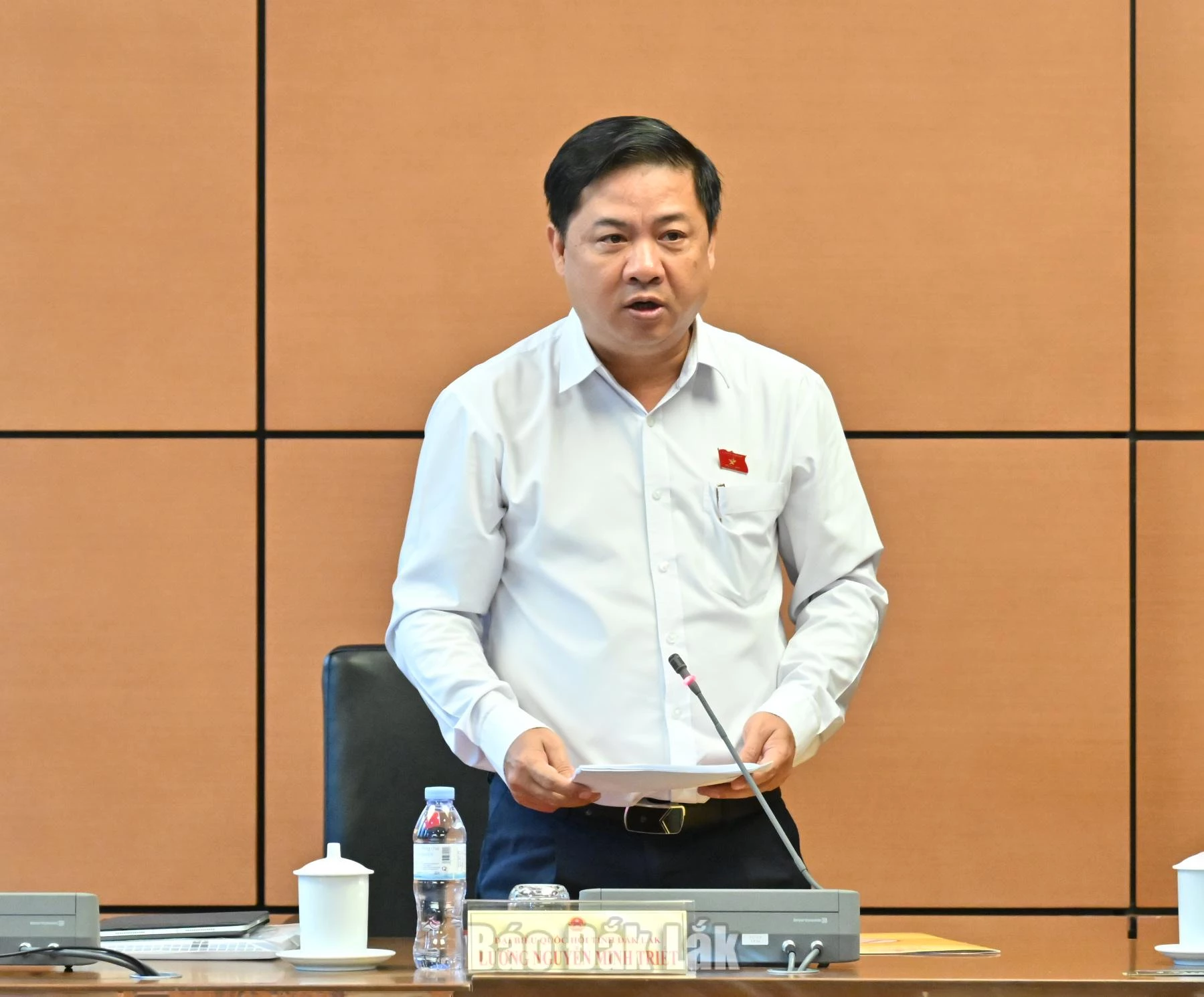 đồng chí Lương Nguyễn Minh Triết, Ủy viên Trung ương Đảng, Bí thư Tỉnh ủy, Trưởng Đoàn ĐBQH tỉnh Đắk Lắk, Tổ trưởng Tổ thảo luận chủ trì phiên làm việc. Ảnh: Đoàn ĐBQH tỉnh cung cấp