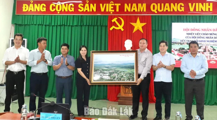 Lãnh đạo xã Tam Giang trao quà lưu niệm tặng xã Sơn Hòa.