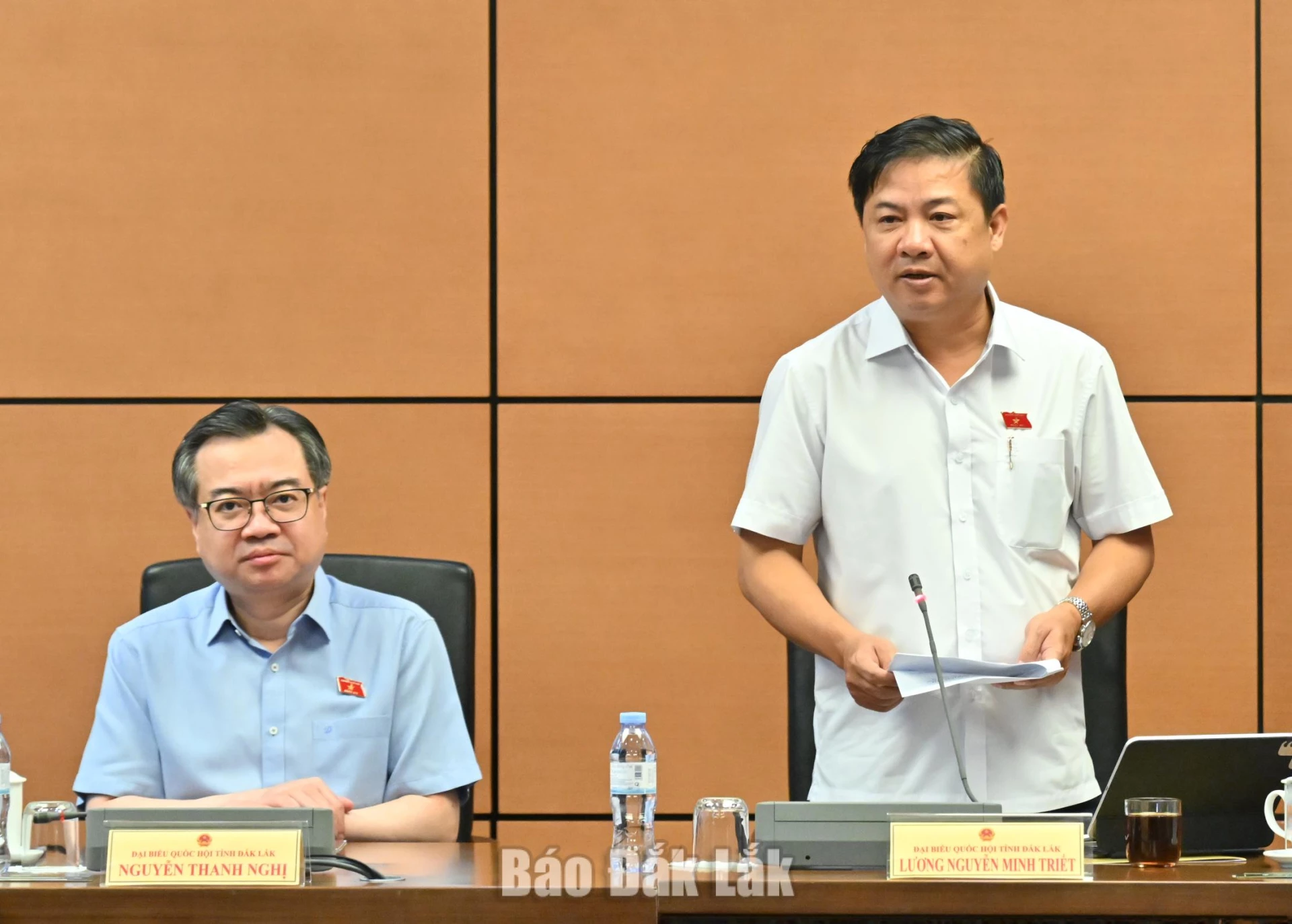 Đồng chí Lương Nguyễn Minh Triết, Ủy viên Trung ương Đảng, Bí thư Tỉnh ủy, Trưởng Đoàn ĐBQH tỉnh Đắk Lắk phát biểu thảo luận. Ảnh: Đoàn ĐBQH tỉnh cung cấp