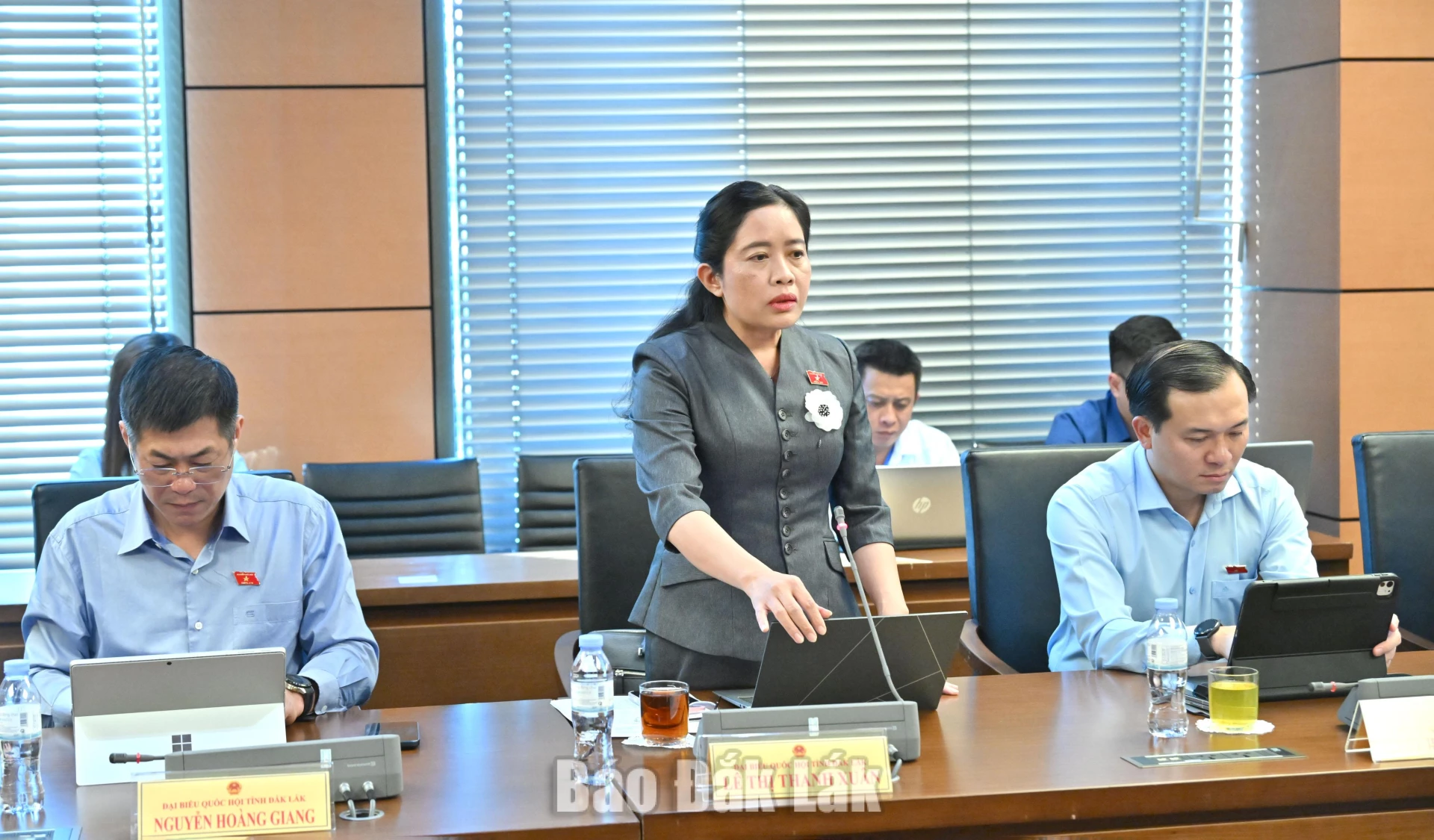 Đại biểu Lê Thị Thanh Xuân, Giám đốc Sở GD-ĐT đóng góp ý kiến tại phiên thảo luận. Ảnh: Đoàn ĐBQH tỉnh cung cấp