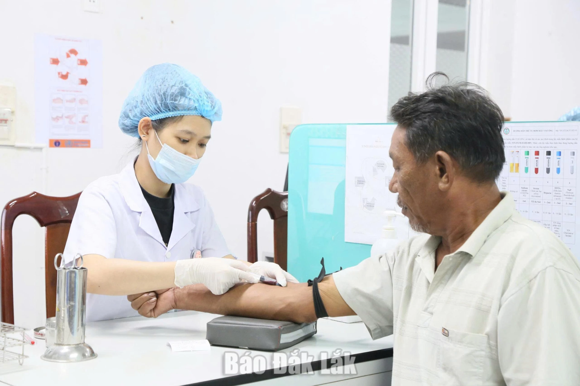 Người mắc bệnh nên đến cơ sở y tế để được thăm khám, chẩn đoán và điều trị,
không nên tự ý điều trị bệnh tại nhà. Ảnh: Bảo Trọng