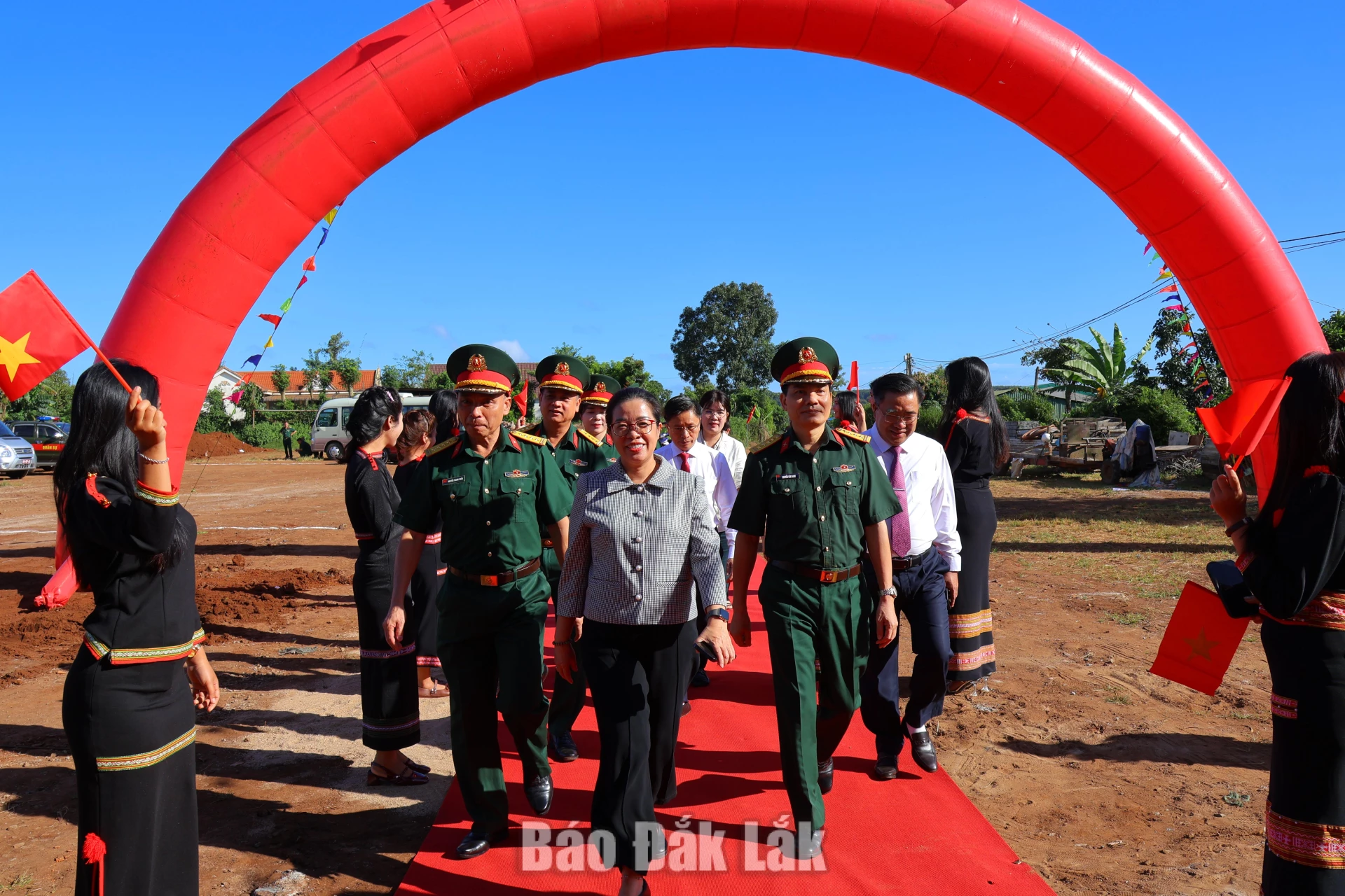 Các đại biểu tham dự lễ khánh thành các công trình nhà sinh hoạt cộng đồng.