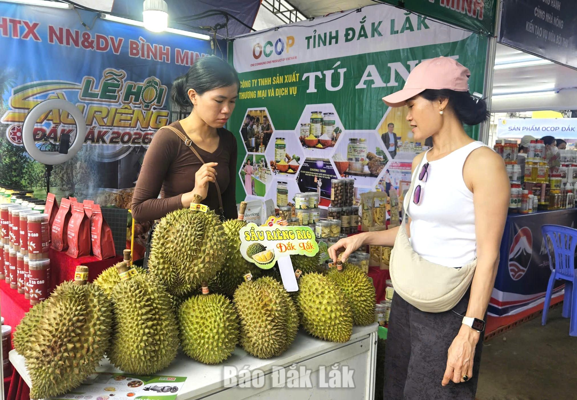 Du khách tham quan gian hàng trưng bày sản phẩm tại Lễ hội Sầu riêng Đắk Lắk năm 2026.