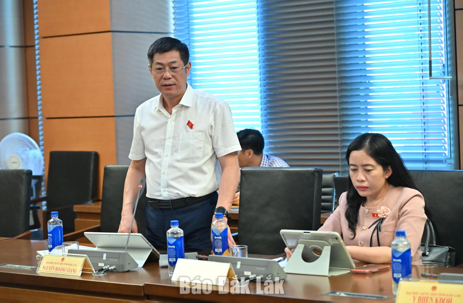 Đại biểu Nguyễn Hoàng Giang, Giám đốc Sở Dân tộc và Tôn giáo phát biểu thảo luận. Ảnh: Đoàn ĐBQH tỉnh cung cấp
