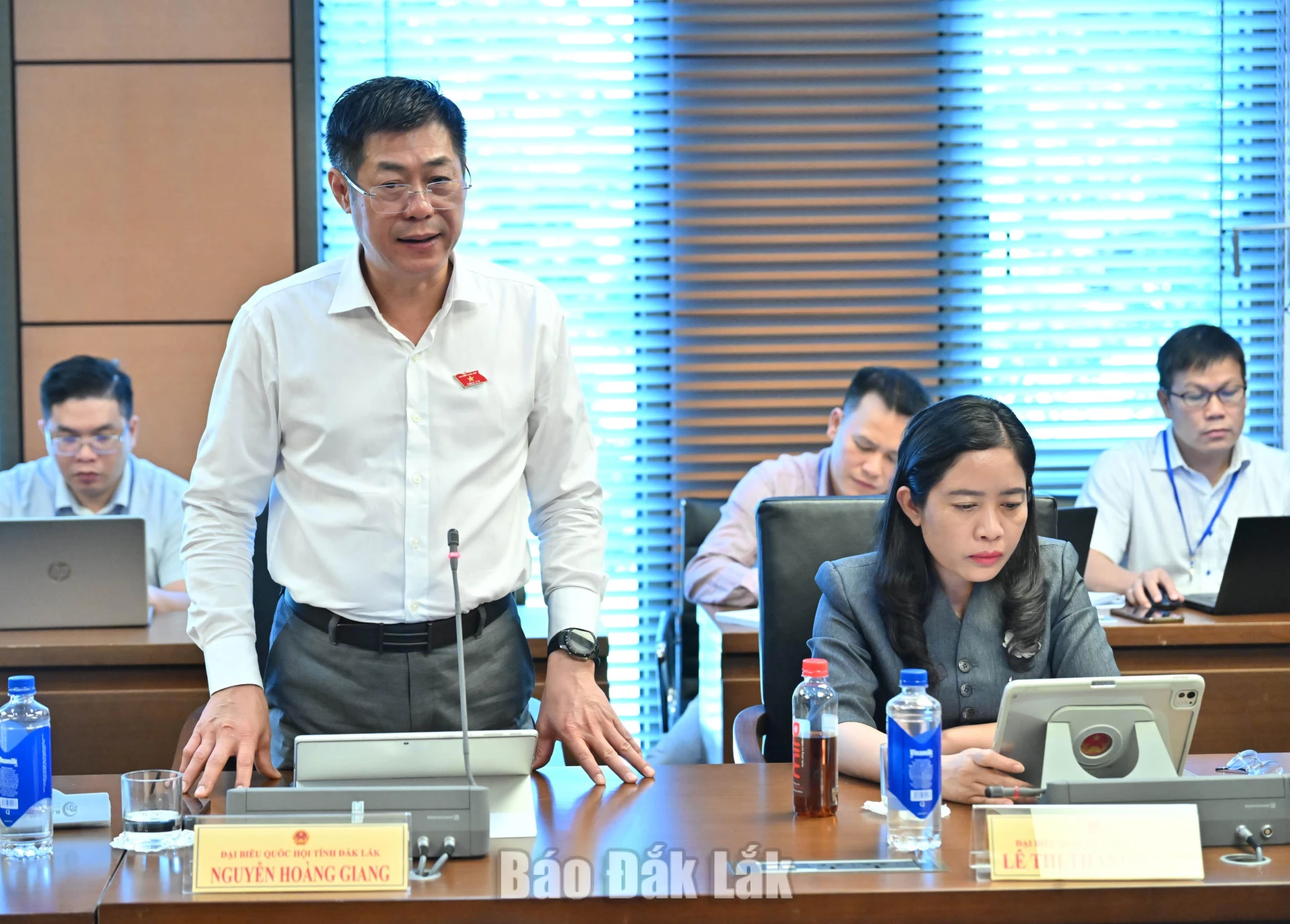 Đại biểu Nguyễn Hoàng Giang, Giám đốc Sở Dân tộc và Tôn giáo phát biểu thảo luận. Ảnh: Đoàn ĐBQH tỉnh cung cấp