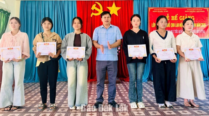Xã Ea Trang: Bế giảng lớp đào tạo nghề cho lao động nông thôn