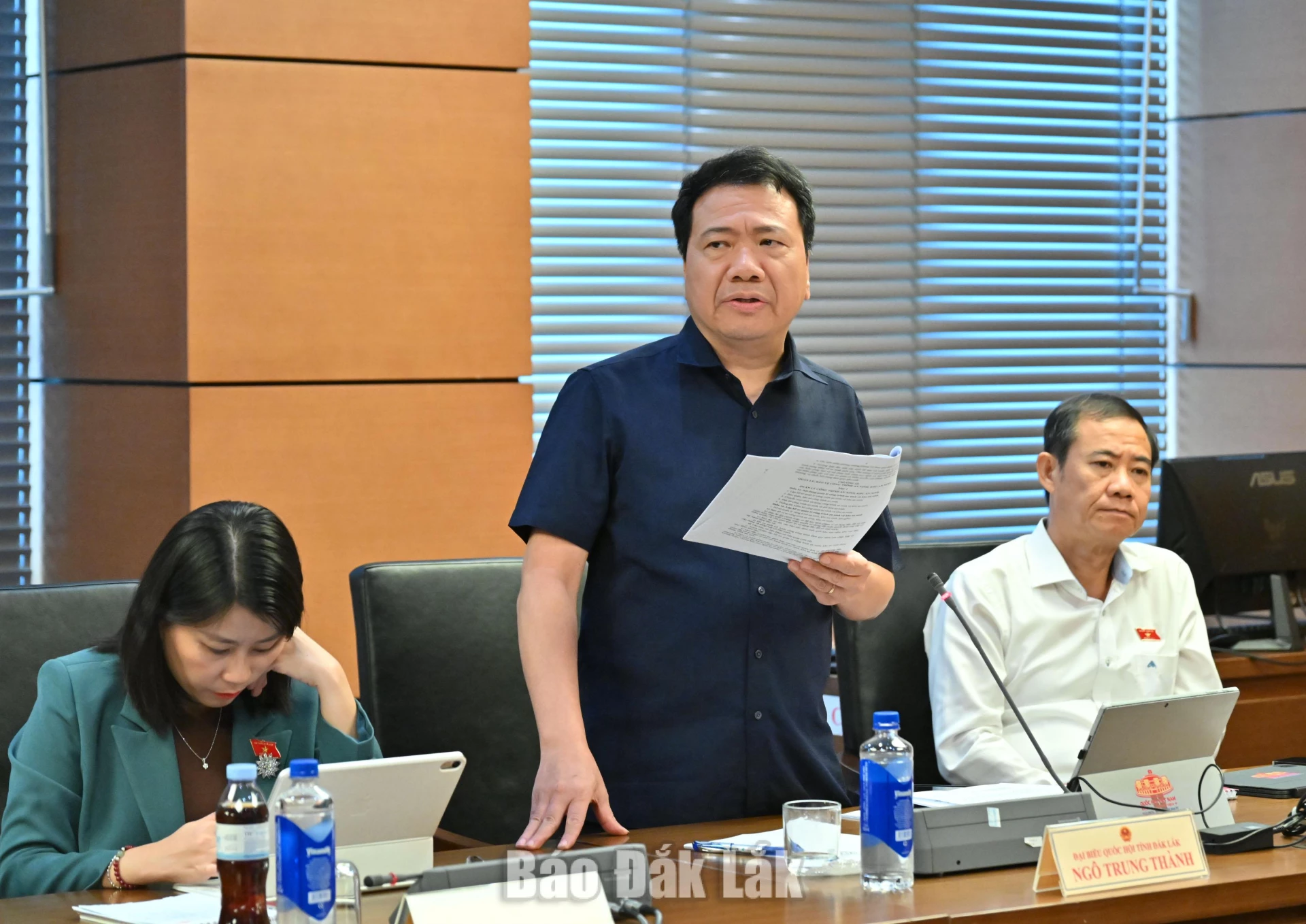 Đại biểu Ngô Trung Thành, Phó Chủ nhiệm Ủy ban Pháp luật và Tư pháp của Quốc hội phát biểu thảo luận. Ảnh: Đoàn ĐBQH tỉnh cung cấp