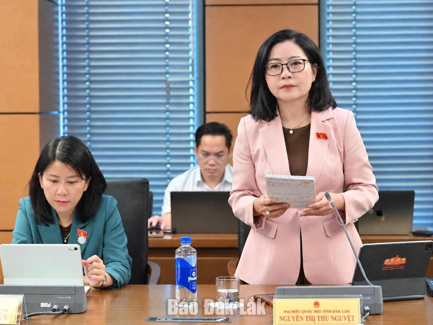 Đại biểu Nguyễn Thị Thu Nguyệt, Phó Trưởng đoàn chuyên trách Đoàn ĐBQH tỉnh phát biểu thảo luận. Ảnh: Đoàn ĐBQH tỉnh cung cấp