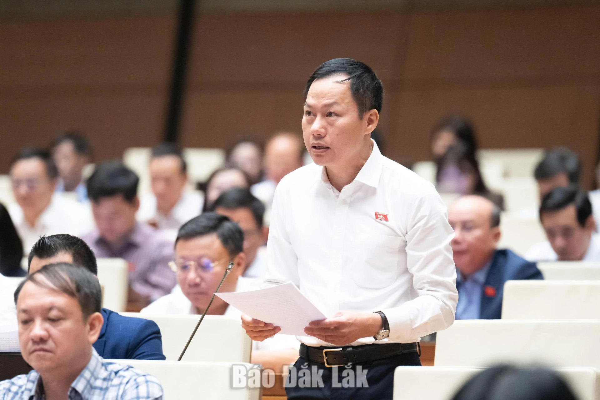 Đại biểu Đỗ Khắc Hưởng, Ủy viên là ĐBQH hoạt động chuyên trách tại Ủy ban Dân nguyện và Giám sát của Quốc hội phát biểu thảo luận. Ảnh: Đoàn ĐBQH tỉnh cung cấp