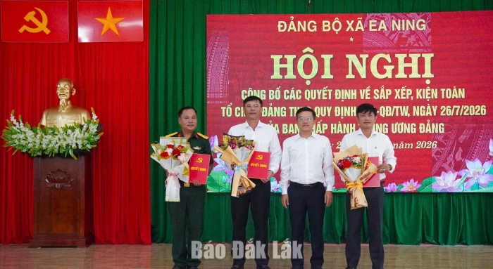 Đảng bộ xã Ea Ning công bố các quyết định sắp xếp, kiện toàn tổ chức đảng