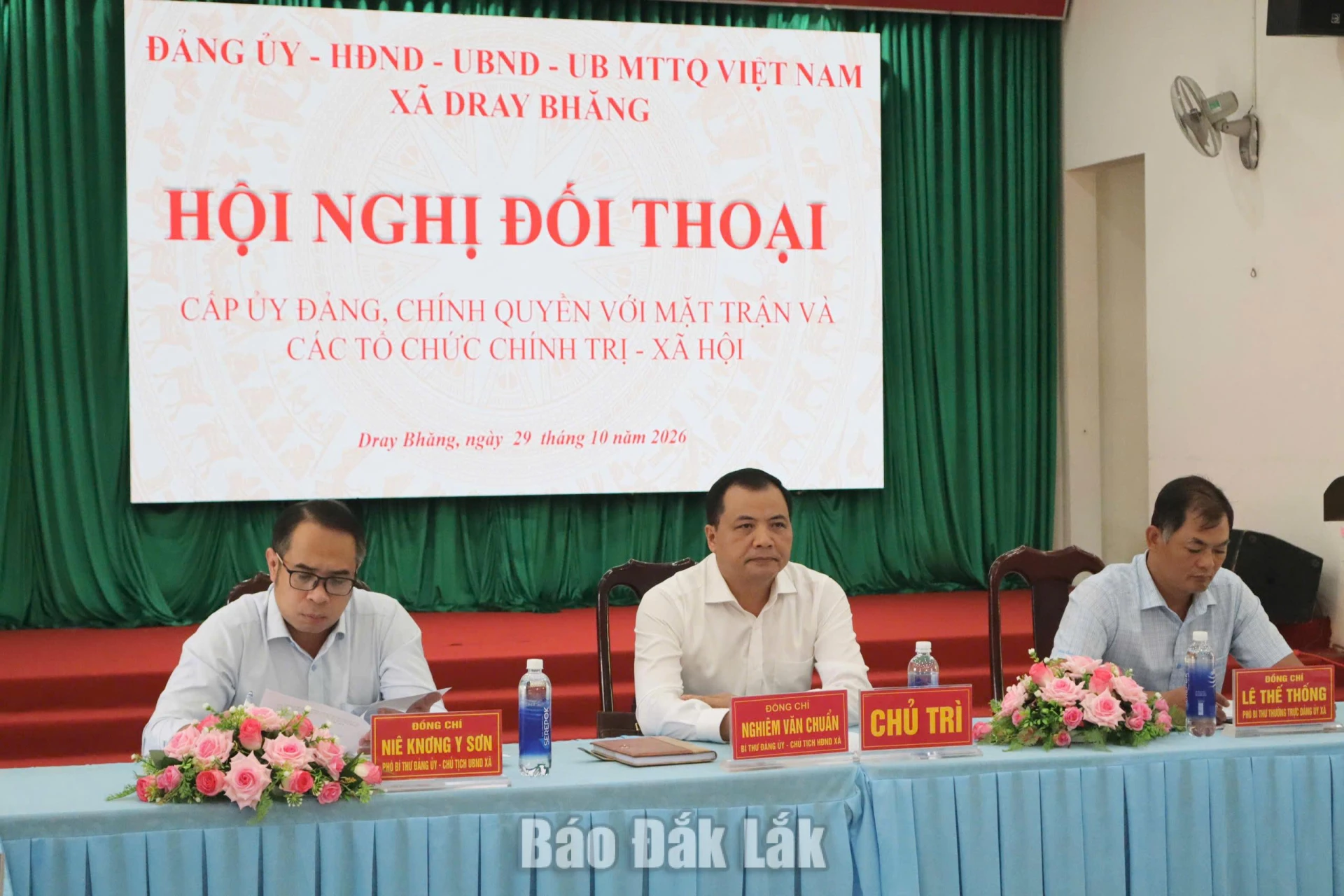 Lãnh đạo xã Dray Bhăng ghi nhận các ý kiến, kiến nghị của đại diện Mặt trận Tổ quốc và các tổ chức chính trị - xã hội tại hội nghị đối thoại.
