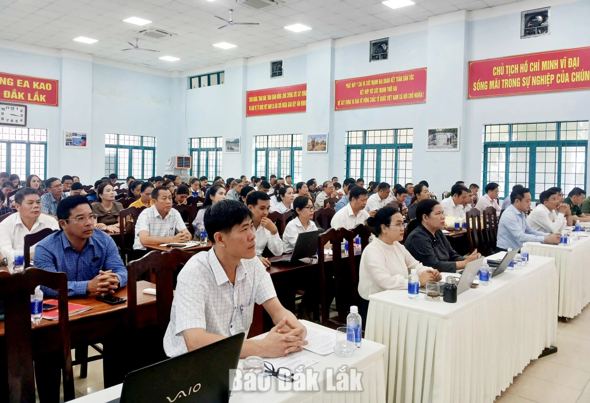 Các đại biểu tham dự hội nghị.