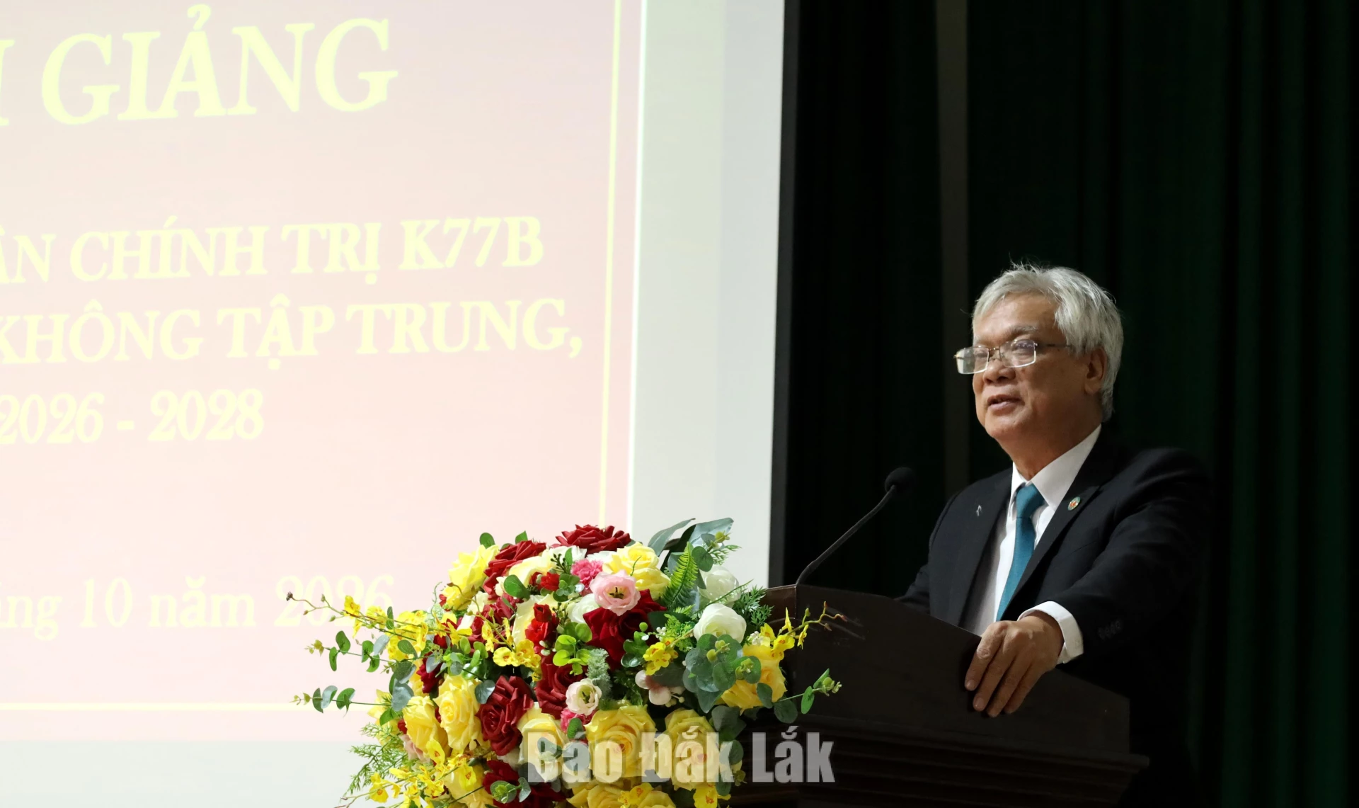 PGS.TS Lê Văn Đính, Phó Giám đốc Học viện Chính trị khu vực III phát biểu tại lễ khai giảng.