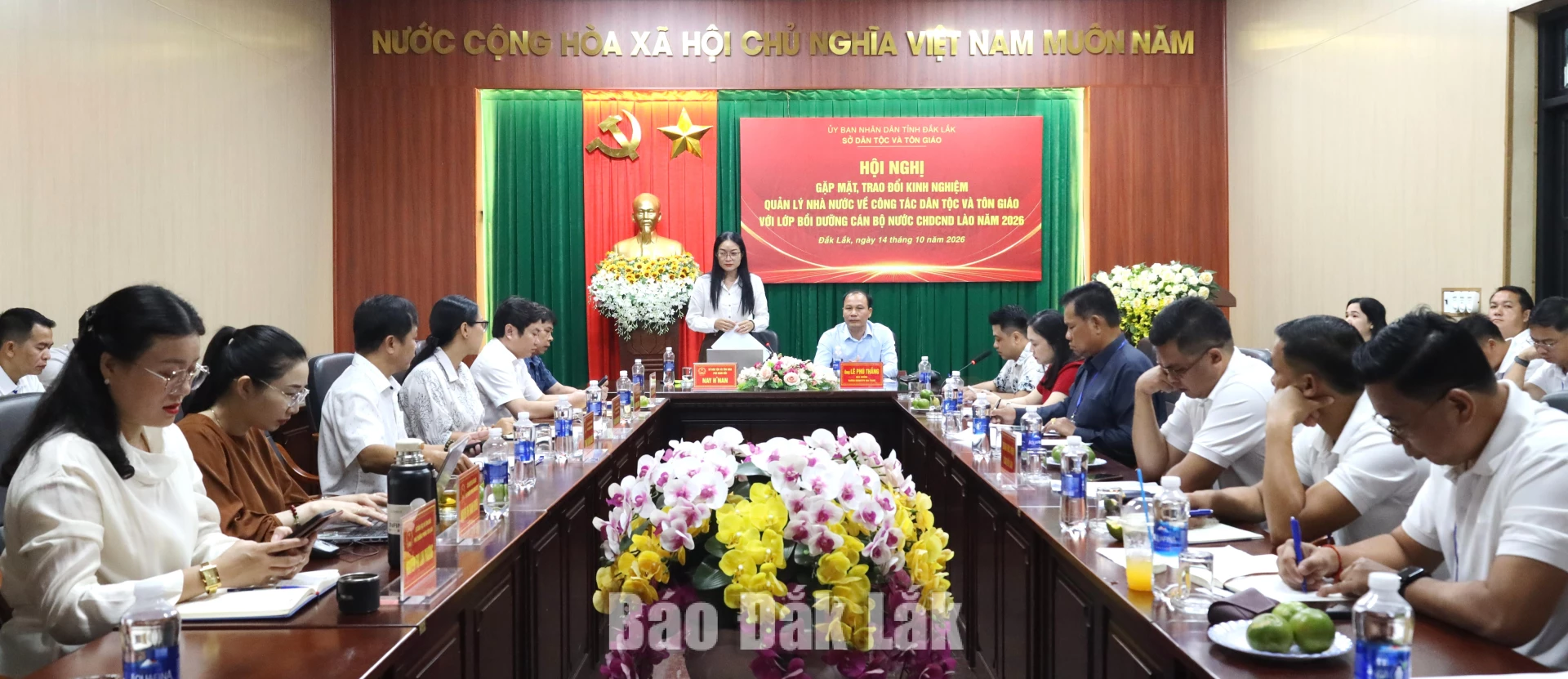 Phó Giám đốc Sở Dân tộc và Tôn giáo tỉnh Đắk Lắk Nay H’ Nan trao đổi, chia sẻ thông tin tại buổi gặp mặt, trao đổi kinh nghiệm.