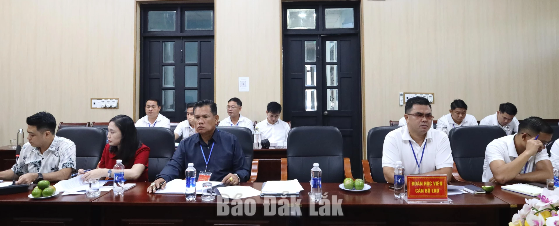 Các thành viên Đoàn công tác Lớp bồi dưỡng kiến thức công tác dân tộc và tôn giáo cho cán bộ nước Cộng hòa Dân chủ Nhân dân Lào tham dự buổi gặp mặt, trao đổi kinh nghiệm.