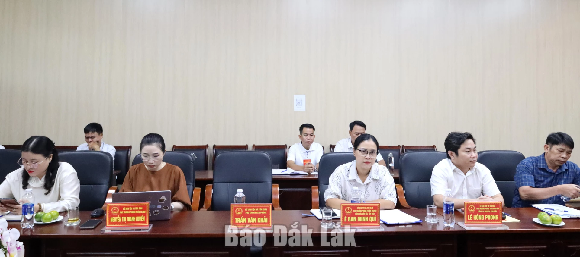 Lãnh đạo các phòng, ban của Sở Dân tộc và Tôn giáo tham dự buổi gặp mặt, trao đổi kinh nghiệm. 