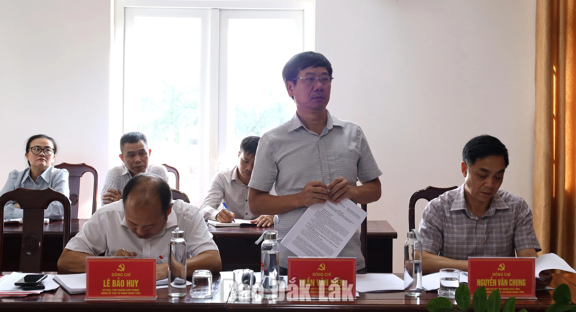 Phó Giám đốc Báo và Phát thanh, Truyền hình tỉnh Trần Văn Hiền nêu ý kiến tại hội nghị.