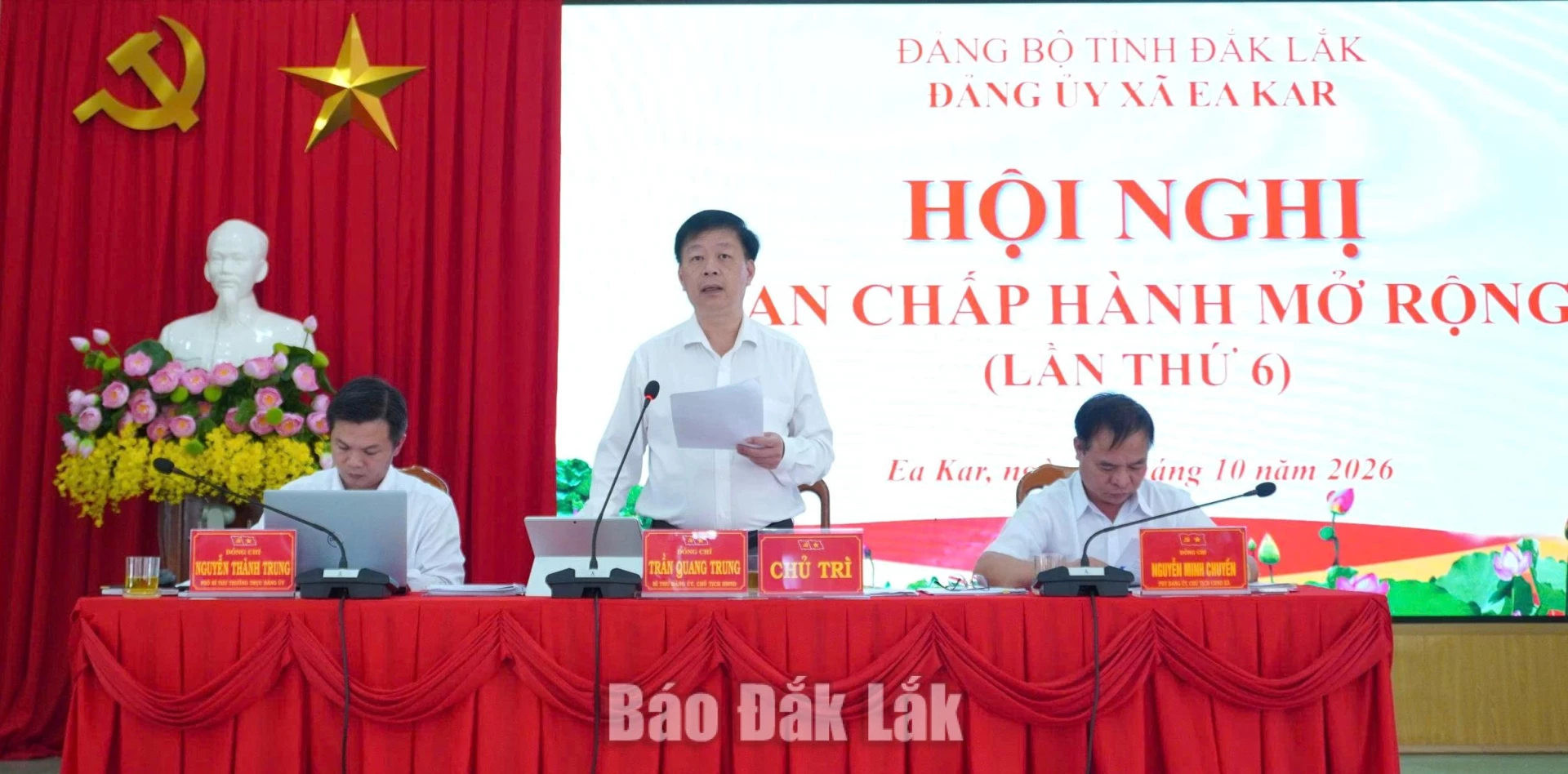 Bí thư Đảng ủy, Chủ tịch HĐND xã Trần Quang Trung; Phó Bí thư Thường trực Đảng ủy Nguyễn Thành Trung; Phó Bí thư Đảng ủy, Chủ tịch UBND xã Nguyễn Minh Chuyền đồng chủ trì, điều hành hội nghị. 
