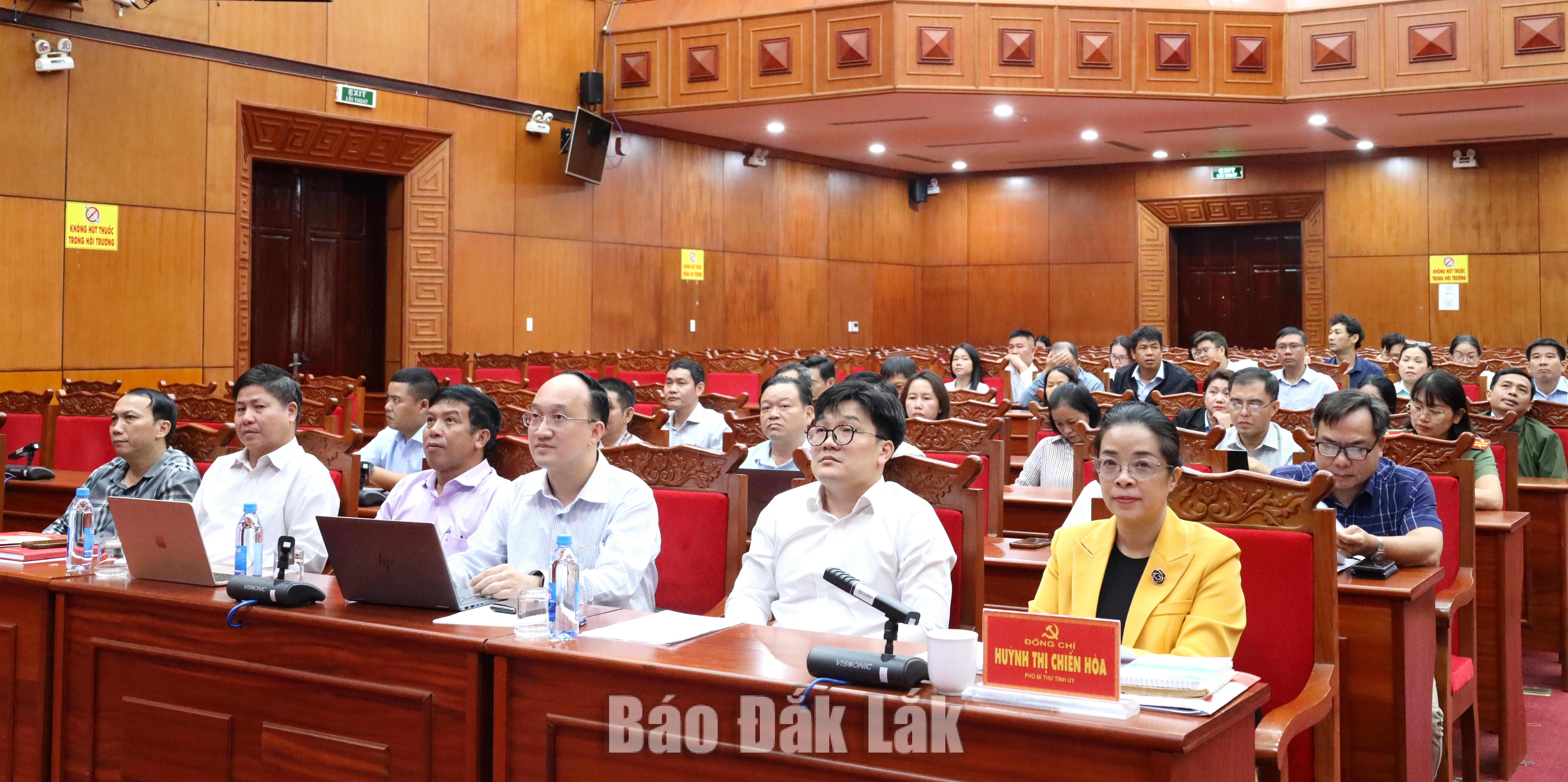 Đồng chí Huỳnh Thị Chiến Hòa, Phó Bí thư Tỉnh ủy tham dự và chủ trì Hội nghị Báo cáo viên Trung ương tháng 10/2026 tại điểm cầu Tỉnh ủy.