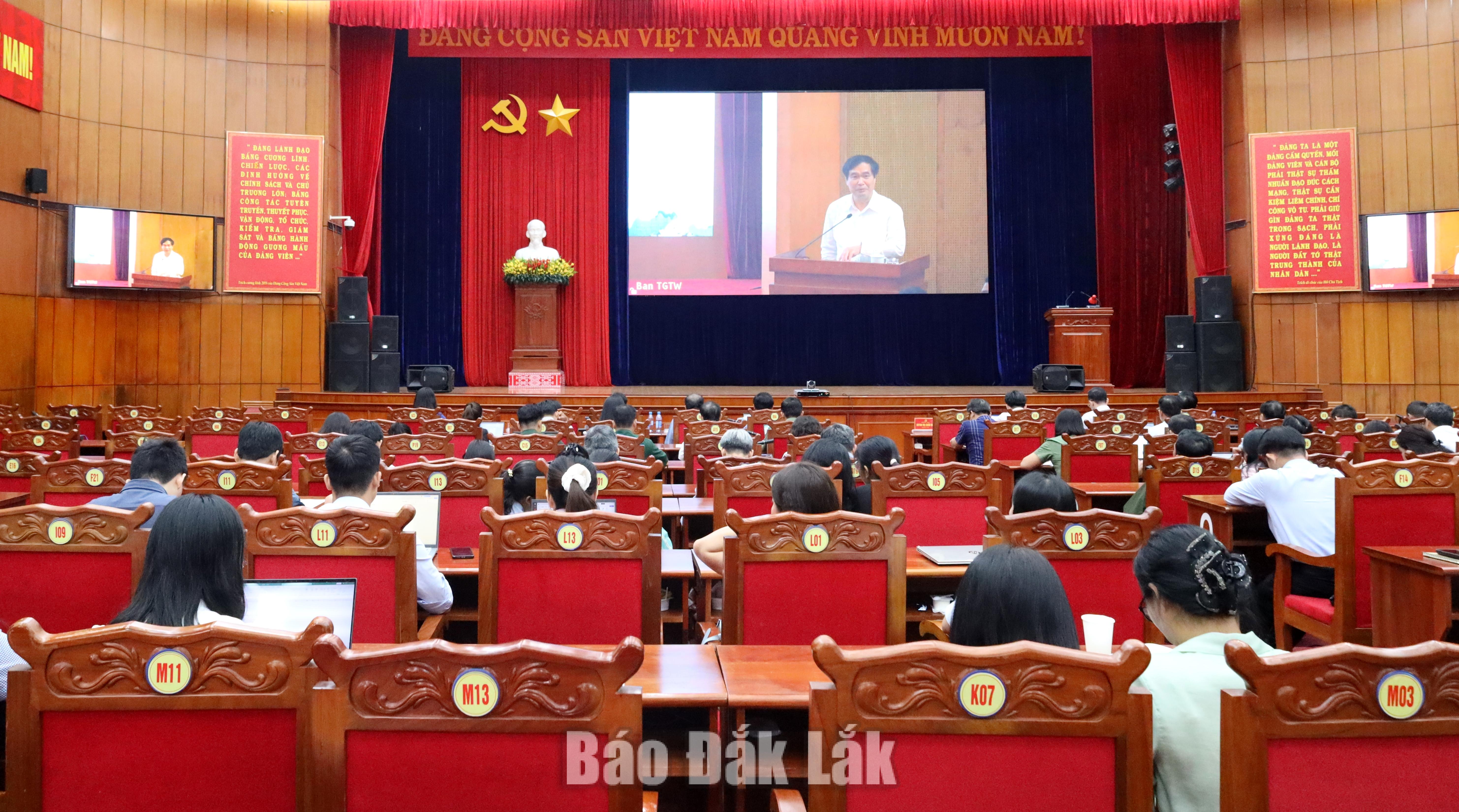 Đại biểu điểm cầu tỉnh Đắk Lắk nghe phát biểu chỉ đạo, định hướng công tác tuyên truyền của Phó trưởng Ban Tuyên giáo Trung ương Phan Xuân Thủy.